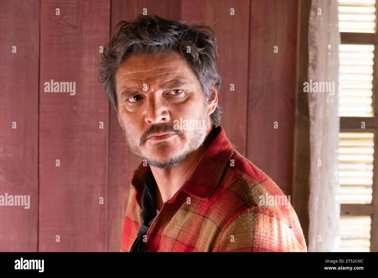 DATA DI USCITA: 6 ottobre 2023 TITOLO: Strange Way of Life. STUDIO: Sony Pictures. DIRETTORE: Pedro Almodovar. TRAMA: Dopo venticinque anni Silva cavalca un cavallo attraverso il deserto per visitare il suo amico cowboy gay, lo sceriffo Jake. Festeggiano l'incontro, ma la mattina dopo Jake gli dice che il motivo del suo viaggio non è quello di andare nella memoria della loro amicizia. PROTAGONISTA: PEDRO PASCAL nel ruolo di Silva. (Immagine di credito: © Sony Pictures/Entertainment Pictures tramite ZUMA Press Wire) SOLO PER USO EDITORIALE! Non per USO commerciale! Foto Stock