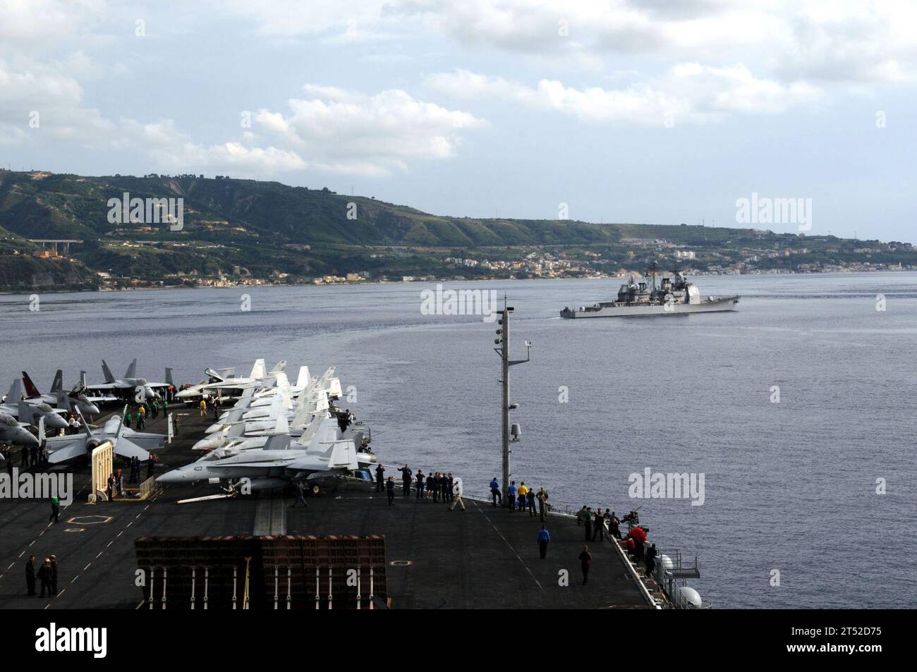 110614QL471-127 MAR MEDITERRANEO (14 giugno 2011) l'incrociatore missilistico guidato USS Gettysburg (CG 64) è in corso davanti alla portaerei USS George H.W. Bush (CVN 77) mentre entrambe le navi transitano nello stretto di Messina. George H.W. Bush è al suo primo dispiegamento all'estero e sta sostenendo le operazioni di sicurezza marittima e gli sforzi di cooperazione per la sicurezza del teatro nell'area di responsabilità della 6th Fleet degli Stati Uniti. Marina Foto Stock