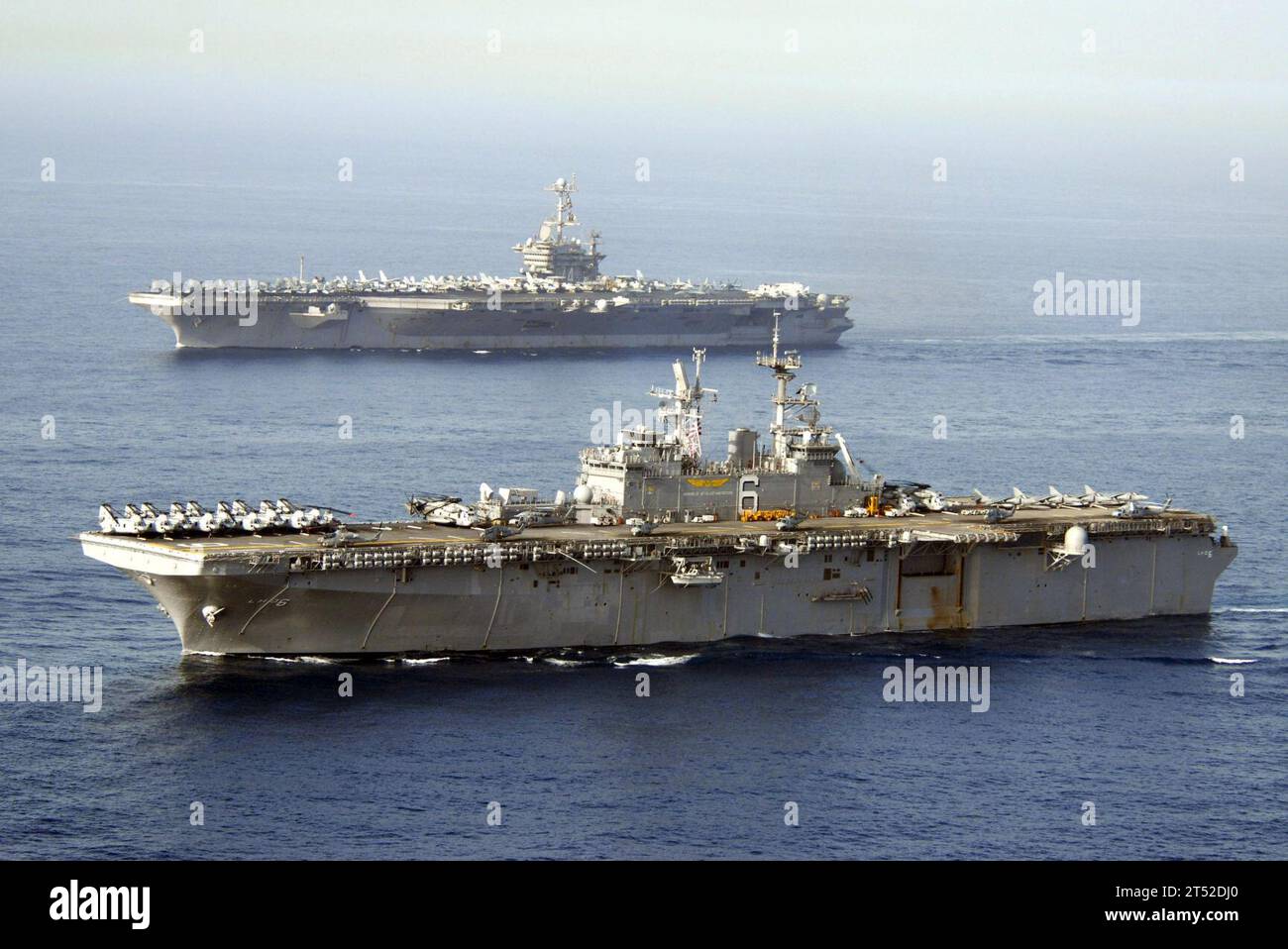 0705228157C-193 MAR ARABICO (22 maggio 2007) - la USS John C. Stennis (CVN 74) (TOP) e la USS Bonhomme Richard (LHD 6) transitano attraverso il Golfo dell'Oman. Stennis fa parte del John C. Stennis Carrier Strike Group e Bonhomme Richard fa parte del Bonhomme Richard Expeditionary Strike Group sono regolarmente pianificati dispiegamenti a sostegno delle operazioni marittime. Le operazioni marittime contribuiscono a stabilire le condizioni per la sicurezza e la stabilità, nonché a integrare gli sforzi di lotta al terrorismo e alla sicurezza delle nazioni regionali. Marina degli Stati Uniti Foto Stock