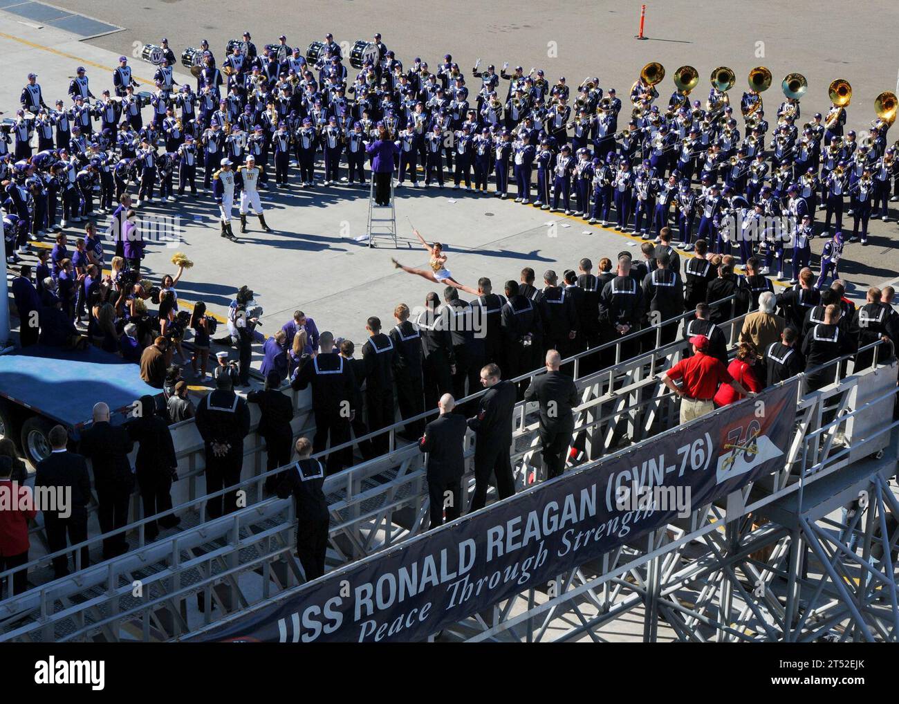 1012281004S-251 SAN DIEGO (28 gennaio 2010) la banda di marcia dell'Università di Washington si esibisce per i marinai di fronte alla portaerei USS Ronald Reagan (CVN 76) durante una battaglia delle bande come parte del Navy and Marine Corps Holiday Bowl Luncheon. Le università del Nebraska e Washington furono invitate a Ronald Reagan per il pranzo come parte di una settimana di festeggiamenti che precedettero l'Holiday Bowl dicembre 30. Marina Foto Stock