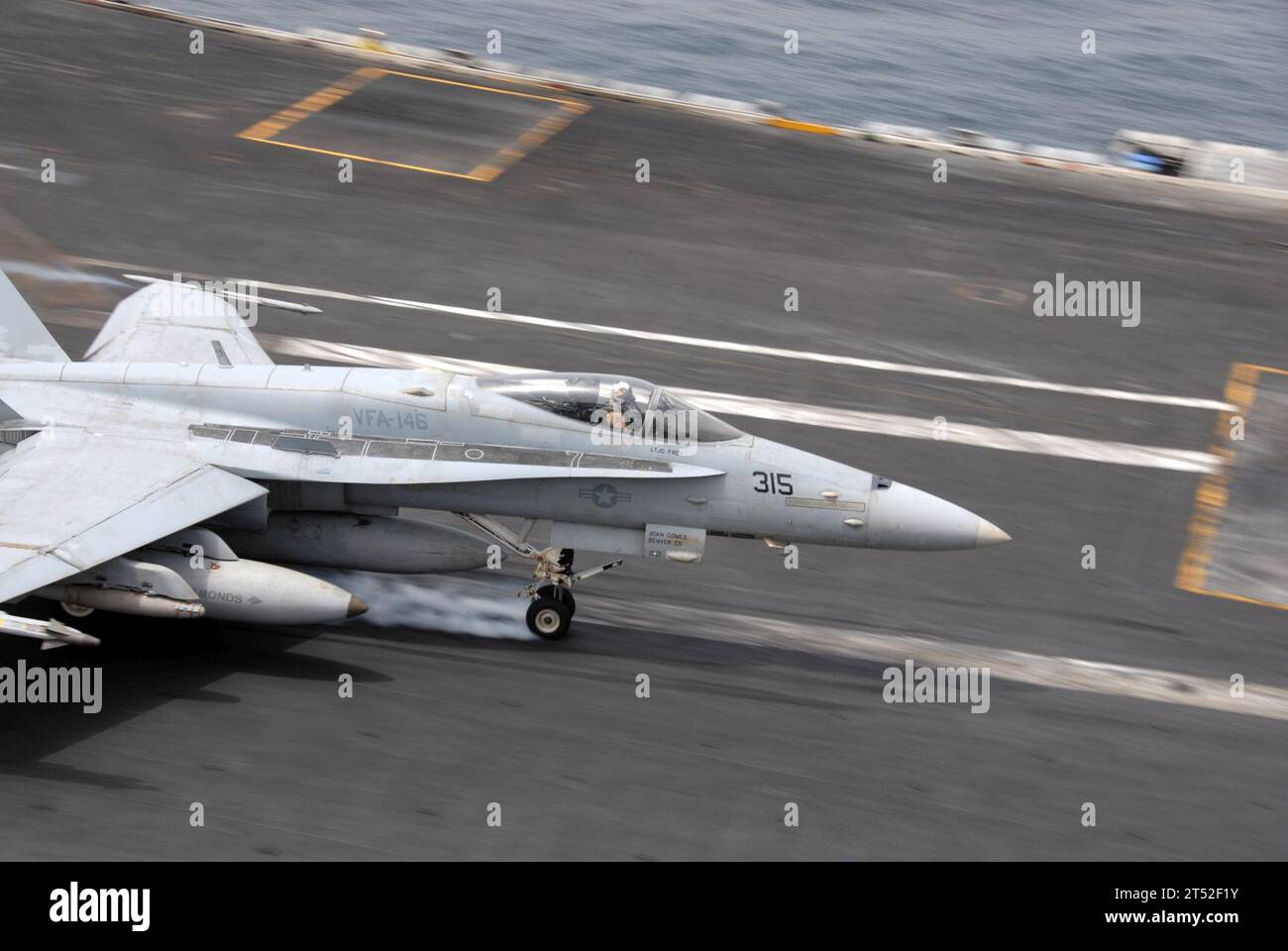 110702KF029-097 MAR ARABICO (2 luglio 2011) un F/A-18C Hornet, assegnato al Blue Diamonds of Strike Fighter Squadron (VFA) 146 effettua un recupero arrestato sul ponte di volo della portaerei USS Ronald Reagan (CVN 76). Ronald Reagan e Carrier Air Wing (CVW) 14 sono schierati nell'area di responsabilità della 5th Fleet, conducendo missioni di supporto aereo ravvicinato come parte dell'operazione Enduring Freedom. Marina Foto Stock