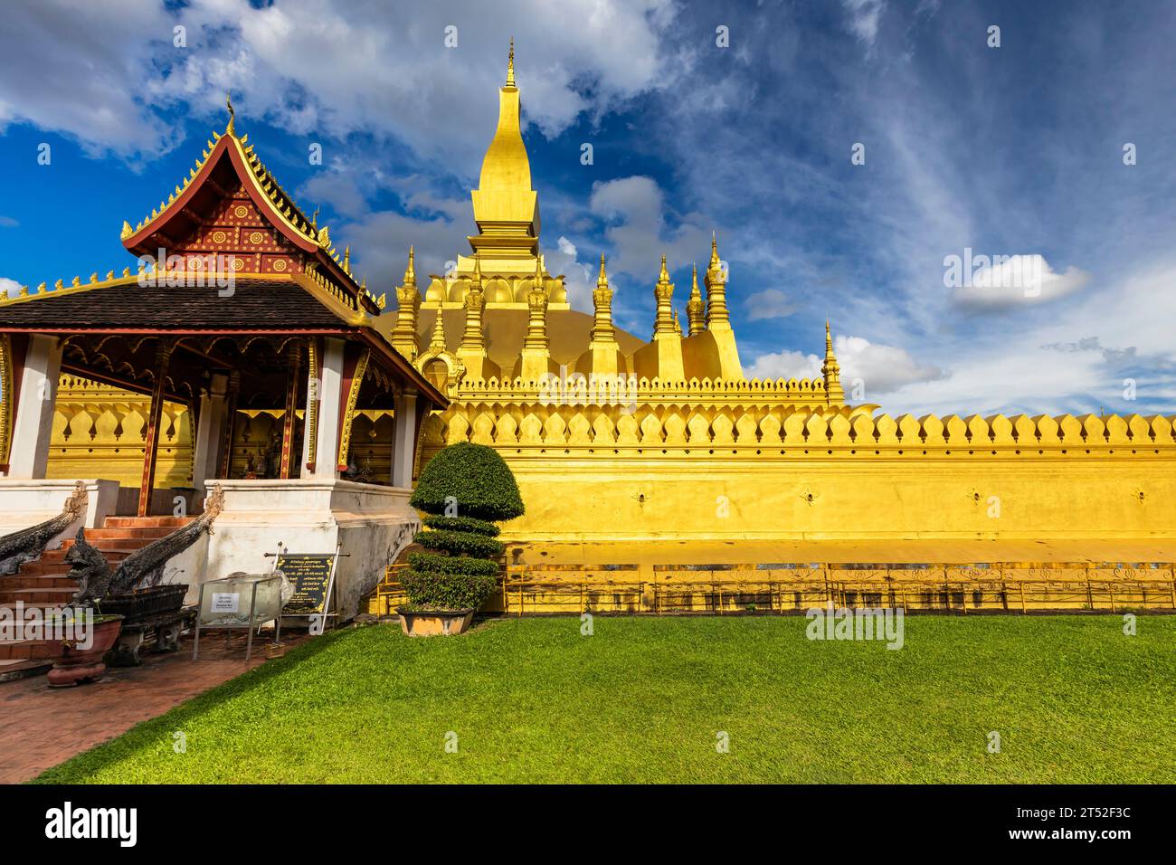 PHA That Luang, That Luang, stupa buddista simbolico nazionale, cappella (santuario, casa di preghiera), Vientiane, Laos, Sud-est asiatico, Asia Foto Stock