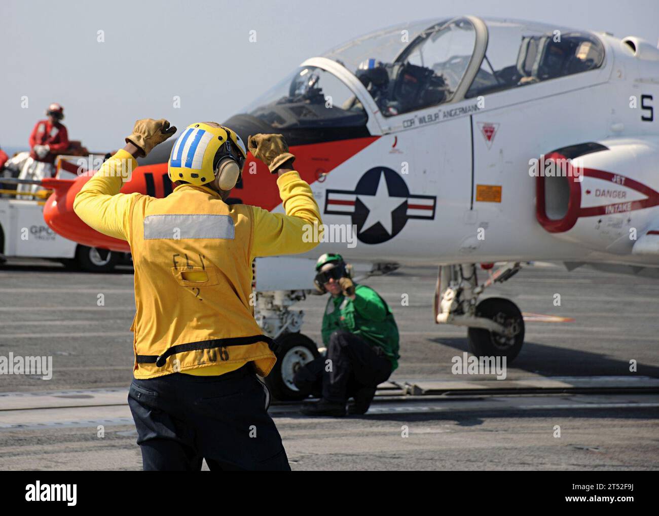 1006133885H-317 ATLANTIC OCEAN (13 giugno 2010) i marinai preparano un T-45A Goshawk assegnato al Training Wing (TW) 1 per il lancio a bordo della portaerei USS George H.W. Bush (CVN 77). George H.W. Bush, la più recente portaerei della Marina, sta conducendo un addestramento. Marina Foto Stock