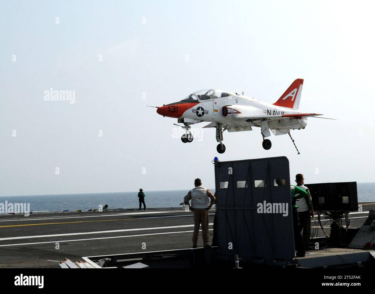 1006147908T-205 ATLANTIC OCEAN (14 giugno 2010) Landing signal officers guardano un T-45A Goshawk addestratore velivolo assegnato al Training Squadron (VT) 7 atterra a bordo della portaerei USS George H.W. Bush (CVN 77). George H.W. Bush sta conducendo operazioni di addestramento nell'Oceano Atlantico. Marina Foto Stock