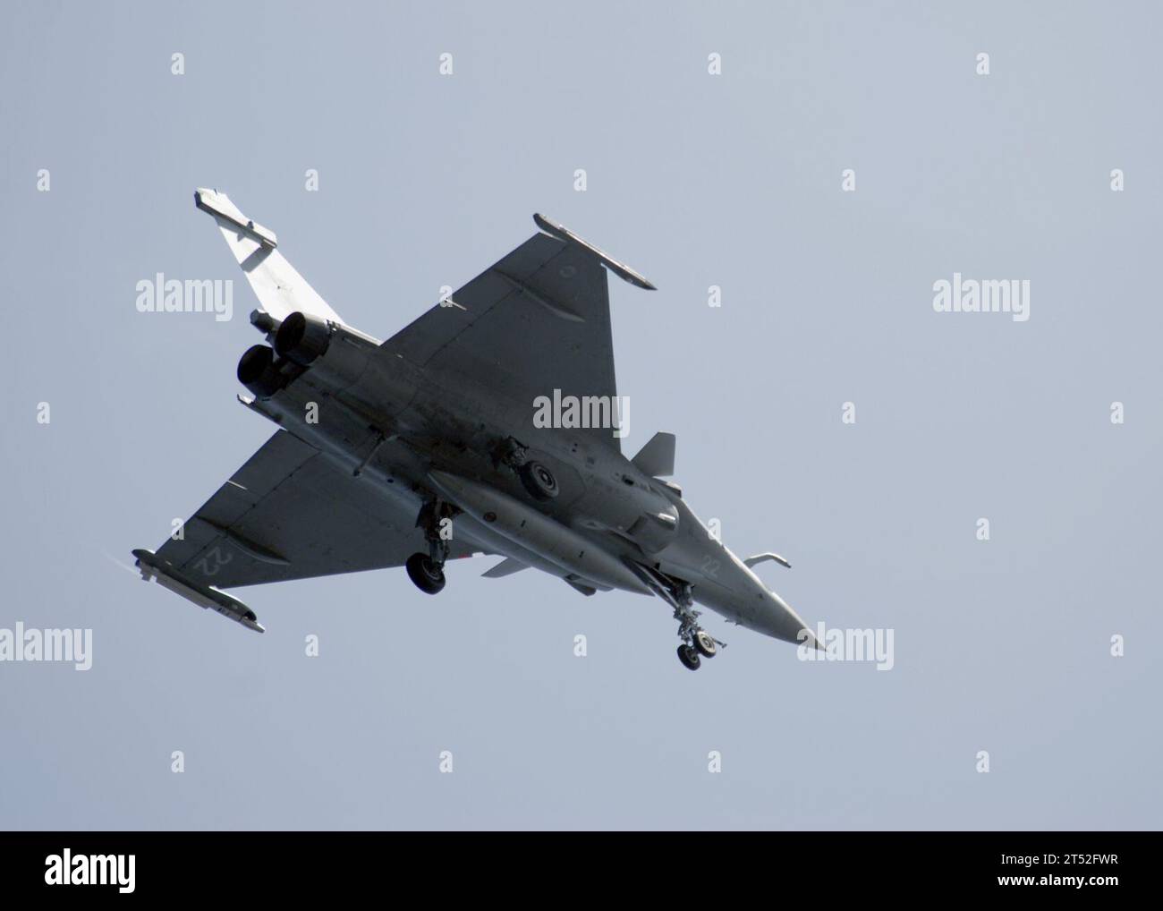 0807206676S-256 ATLANTIC OCEAN (20 luglio 2008) Un caccia francese F-2 Rafale vola sopra la portaerei USS Theodore Roosevelt (CVN 71) durante le qualifiche combinate di portaerei francese e statunitense. Questo evento segna la prima qualifica integrata di portaerei statunitense e francese a bordo di una portaerei statunitense. Il Theodore Roosevelt Carrier Strike Group partecipa all'esercitazione congiunta della Task Force "operazione Brimstone" al largo della costa atlantica fino alla fine di luglio. Marina Foto Stock