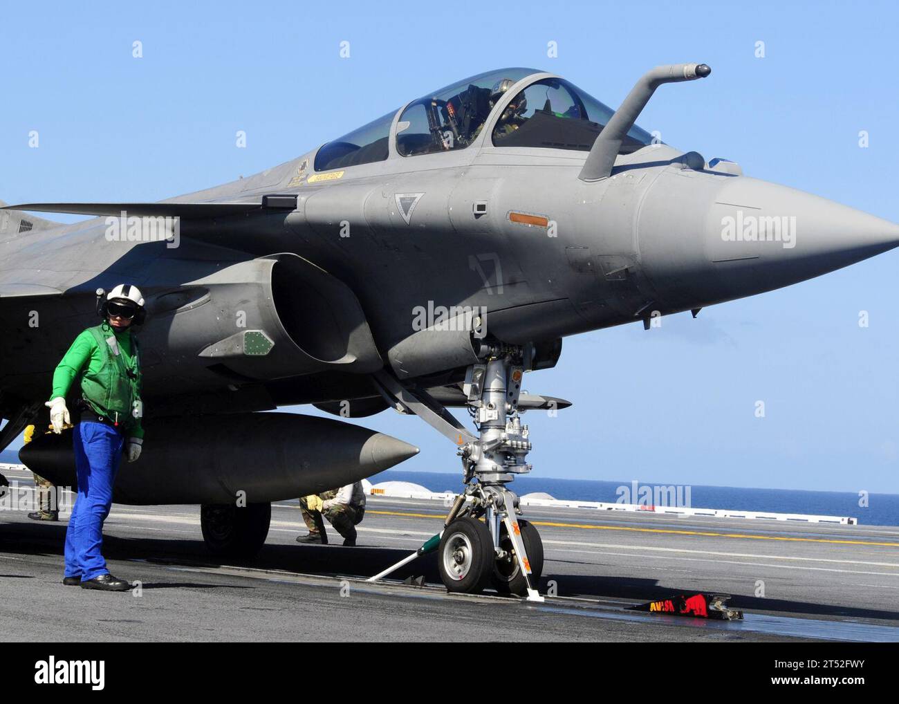 0807193218H-011 ATLANTIC OCEAN (19 luglio 2008) Un caccia francese F-2 Rafale si prepara al lancio durante le qualifiche combinate portaerei francesi e americane a bordo della portaerei USS Theodore Roosevelt (CVN 71). Questo evento segna la prima qualifica integrata di portaerei statunitense e francese a bordo di una portaerei statunitense. Il Theodore Roosevelt Carrier Strike Group partecipa all'esercitazione congiunta della Task Force "operazione Brimstone" al largo della costa atlantica fino alla fine di luglio. Marina Foto Stock