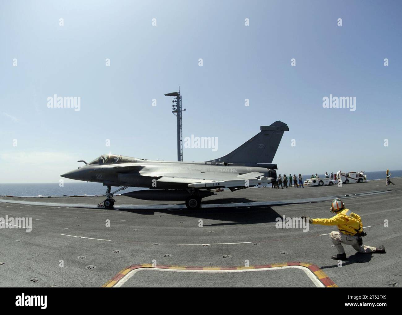 0807206676S-295 ATLANTIC OCEAN (20 luglio 2008) Un caccia francese F-2 Rafale lancia fuori dal ponte di volo durante le qualifiche combinate di portaerei francesi e americane a bordo della portaerei USS Theodore Roosevelt (CVN 71). Questo evento segna la prima qualifica integrata di portaerei statunitense e francese a bordo di una portaerei statunitense. Il Theodore Roosevelt Carrier Strike Group partecipa all'esercitazione Joint Task Force "operazione Brimstone" al largo della costa atlantica fino alla fine di luglio Marina Foto Stock