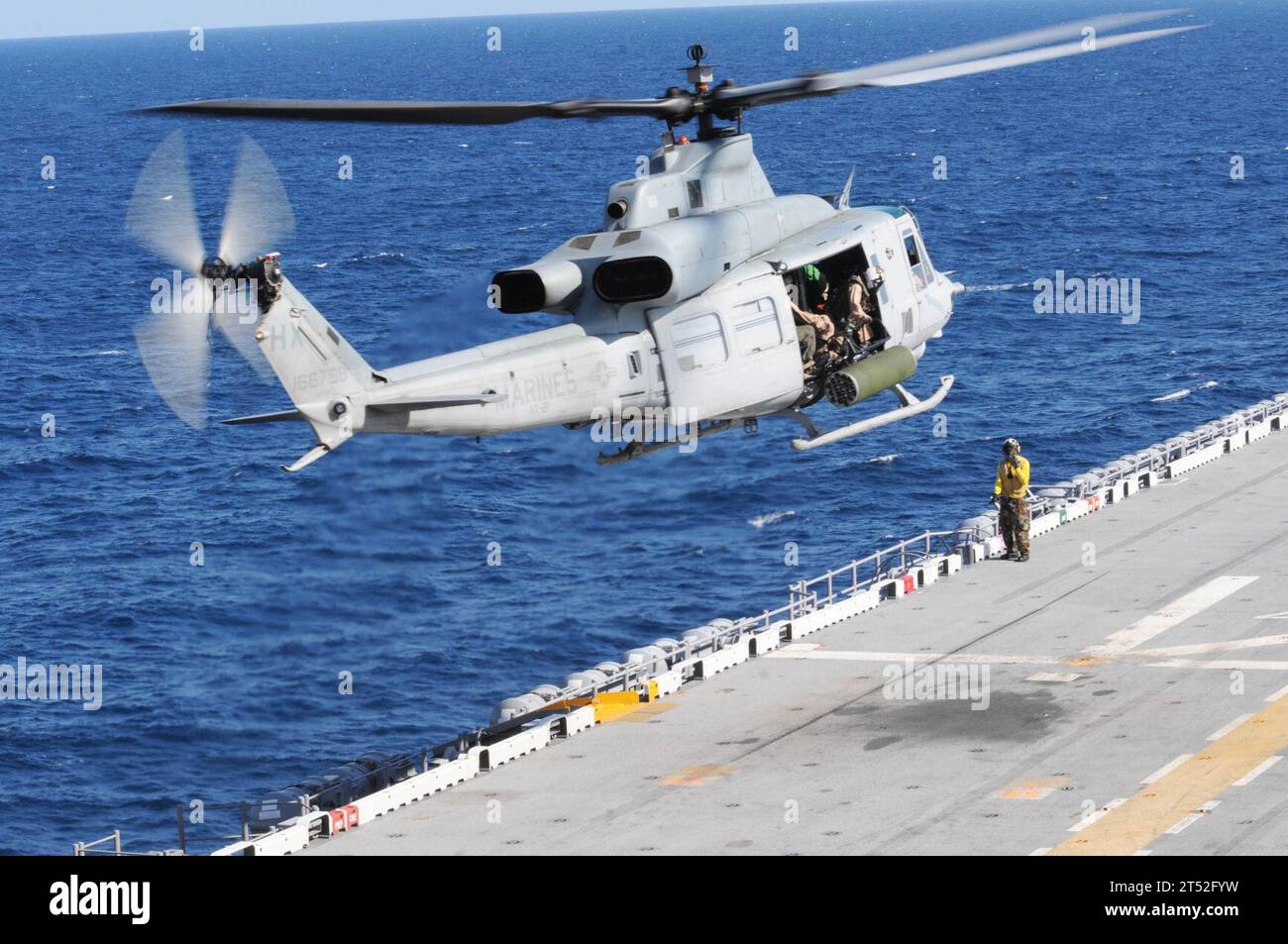 1008023852A-330 OCEANO ATLANTICO (2 agosto 2010) Un elicottero UH-1Y Huey decolla dalla nave d'assalto anfibio USS Wasp (LHD 1). Questo elicottero da trasporto, assegnato al Rotary Wing Aircraft test Squadron (HX) 21, con sede a Patuxent River, MD., è già stato implementato nella flotta e dovrebbe sostituire il vecchio UH-1N. L'elicottero è dotato di un motore più grande e di due pale in più rispetto ai due originali Huey, che gli offrono maggiori capacità di trasporto. La WASP è in corso di operazioni di volo di prova ed è stata scelta come piattaforma per valutare i limiti e le capacità di un nuovo e di un aggiornamento Foto Stock