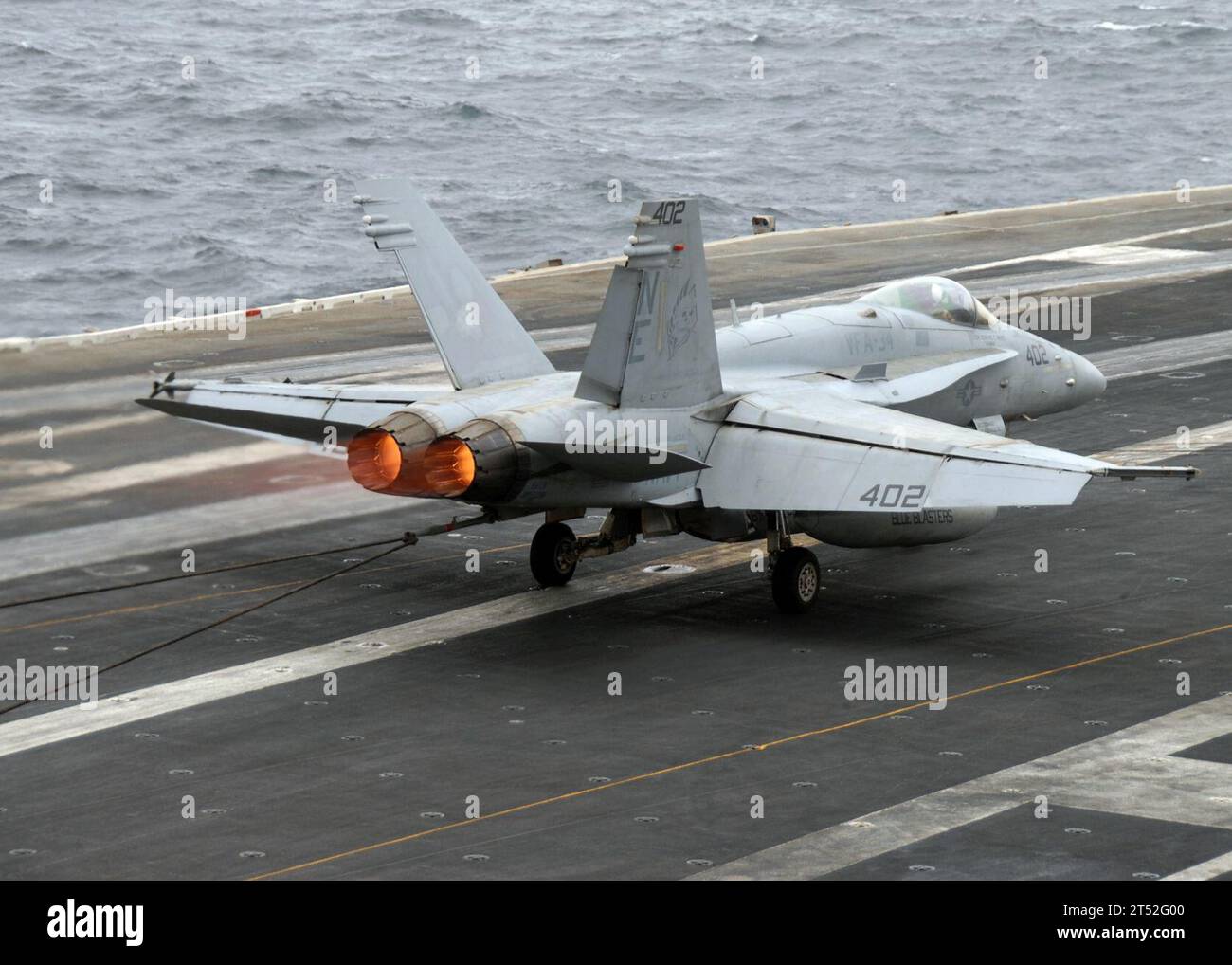 0807091281H-027 MARE DEL NORD ARABO (9 luglio 2008) un F/A-18C assegnato ai "Blue Blasters" dello Strike Fighter Squadron (VFA) 34 trappole a bordo della portaerei classe Nimitz USS Abraham Lincoln (CVN 72) durante un'evoluzione di recupero. Lincoln viene schierato nell'area di responsabilità della 5th Fleet degli Stati Uniti per supportare le operazioni di sicurezza marittima. Marina degli Stati Uniti Foto Stock