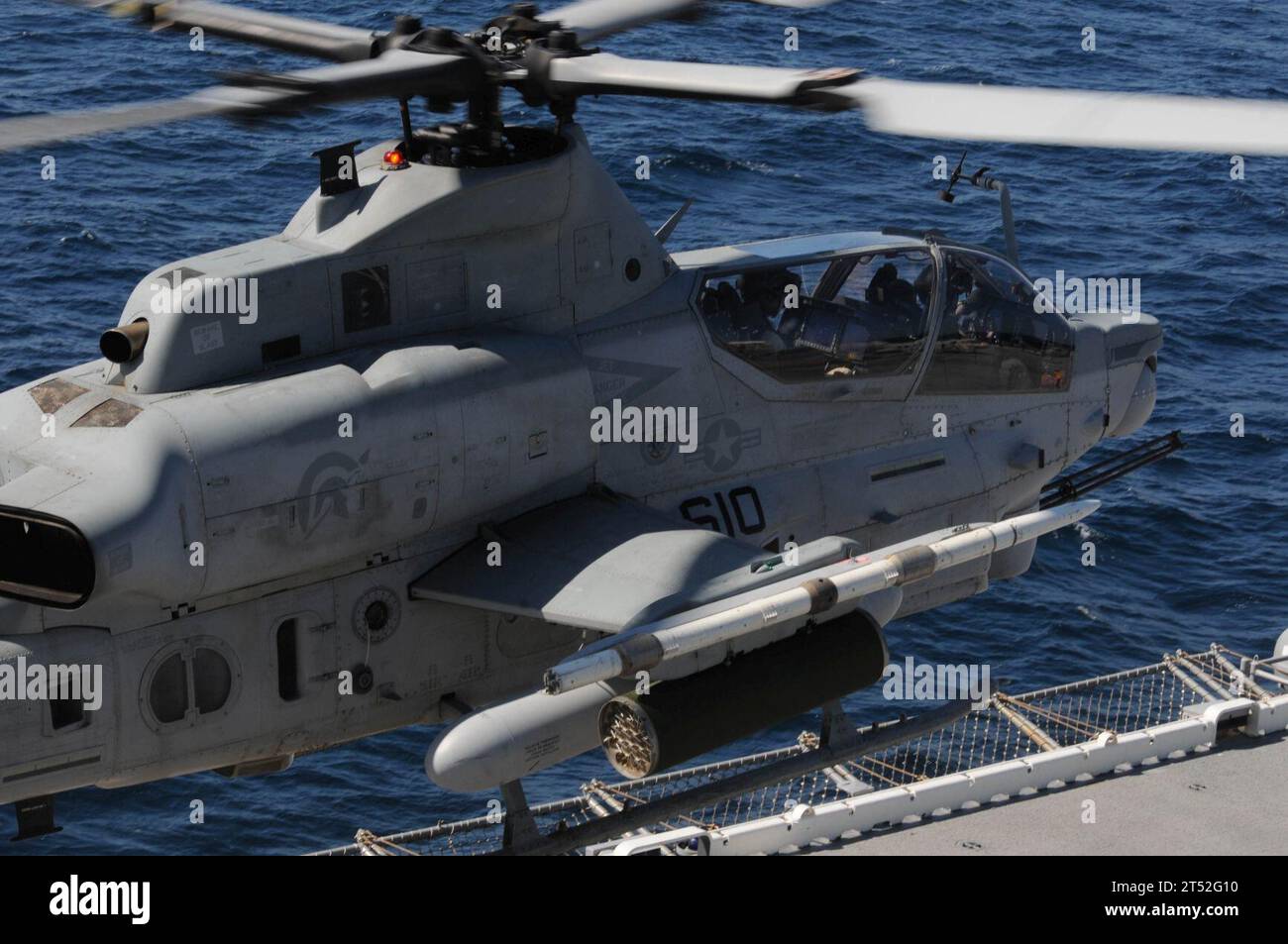 1008023852A-035 ATLANTIC OCEAN (2 agosto 2010) un elicottero AH-1Z Cobra assegnato al Rotary Wing Aircraft test Squadron (HX) 21, con sede a Patuxent River, MD., atterra a bordo della nave d'assalto anfibio USS Wasp (LHD 1). Questa versione aggiornata del Cobra non è ancora disponibile per la flotta. L'elicottero è dotato di un motore più grande e ha due pale in più rispetto alle due originali Cobra, offrendo maggiore potenza e manovrabilità. WASP sta conducendo operazioni di volo di prova ed è stata scelta come piattaforma per valutare i limiti e le capacità dei nuovi modelli di aeromobili. Marina Foto Stock