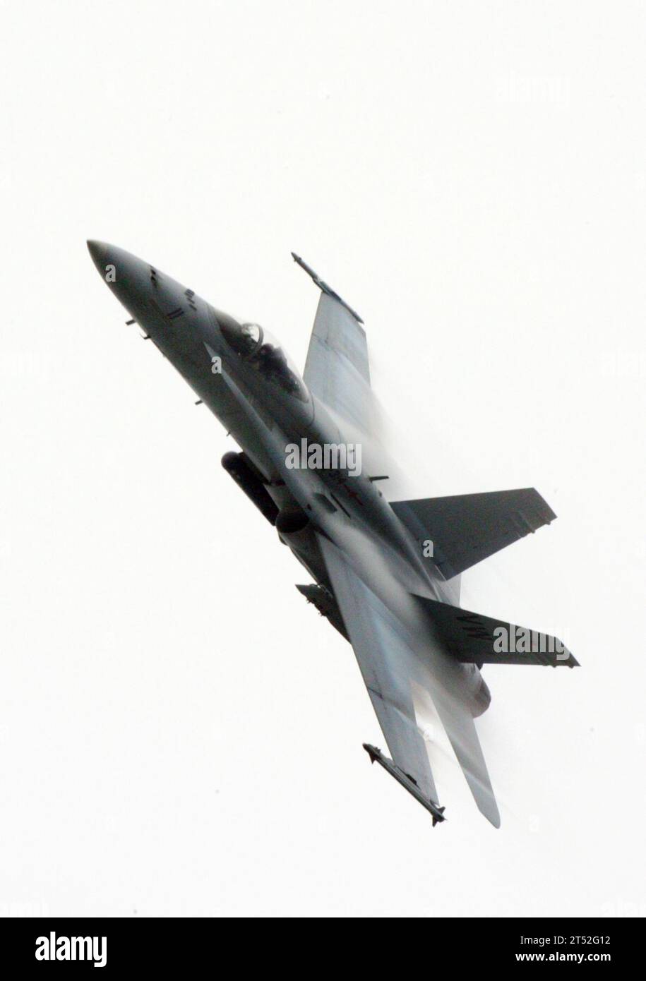 1006035053B-170 CAMP PENDLETON, CALIFORNIA. (3 giugno 2010) un F/A-18 Hornet esegue una manovra bancaria sulla spiaggia di Camp Pendleton durante Dawn Blitz 10. L'esercitazione è una serie di operazioni anfibie che coinvolgono marinai e marines per rinvigorire le competenze fondamentali delle operazioni anfibie e migliorare l'interazione tra la Marina e il corpo dei Marines. (Corpo dei Marines degli Stati Uniti Foto Stock