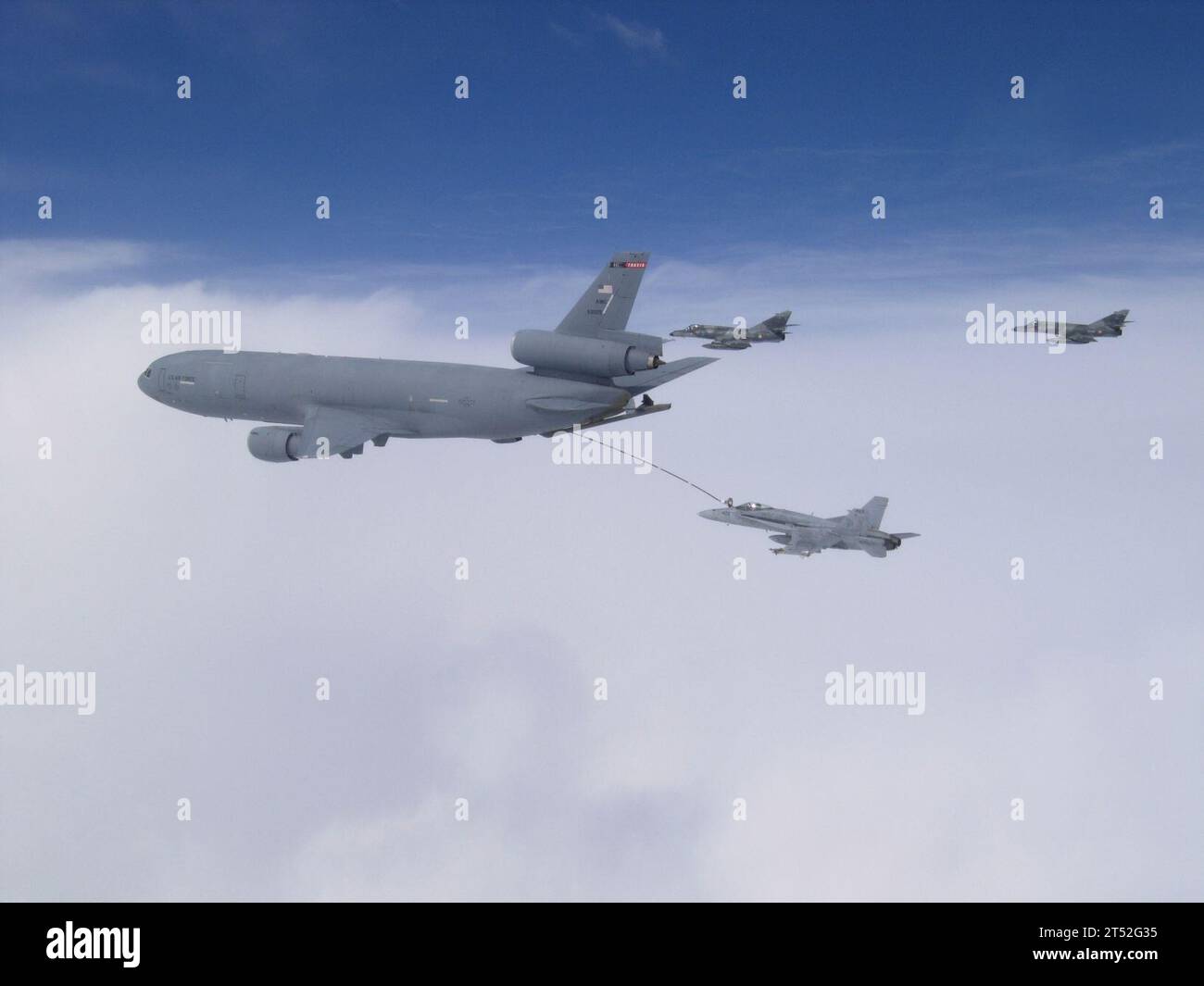 0703163913C-001 AFGHANISTAN (16 marzo 2007) - un F/A-18C Hornet dell'Argonauts dello Strike Fighter Squadron (VFA) 147 si è imbarcato a bordo della portaerei classe Nimitz USS John C. Stennis (CVN 74) effettua un rifornimento in volo con un aeromobile Air Force KC-10 Extender della Travis Air Force base, California, per l'Afghanistan. Due Dassault-Breguet Super Etendard francesi schierati dall'FNS della Marina francese Charles de Gaulle (R 91) attendono le operazioni di rifornimento dal lato dritta delle petroliere. Marina degli Stati Uniti Foto Stock