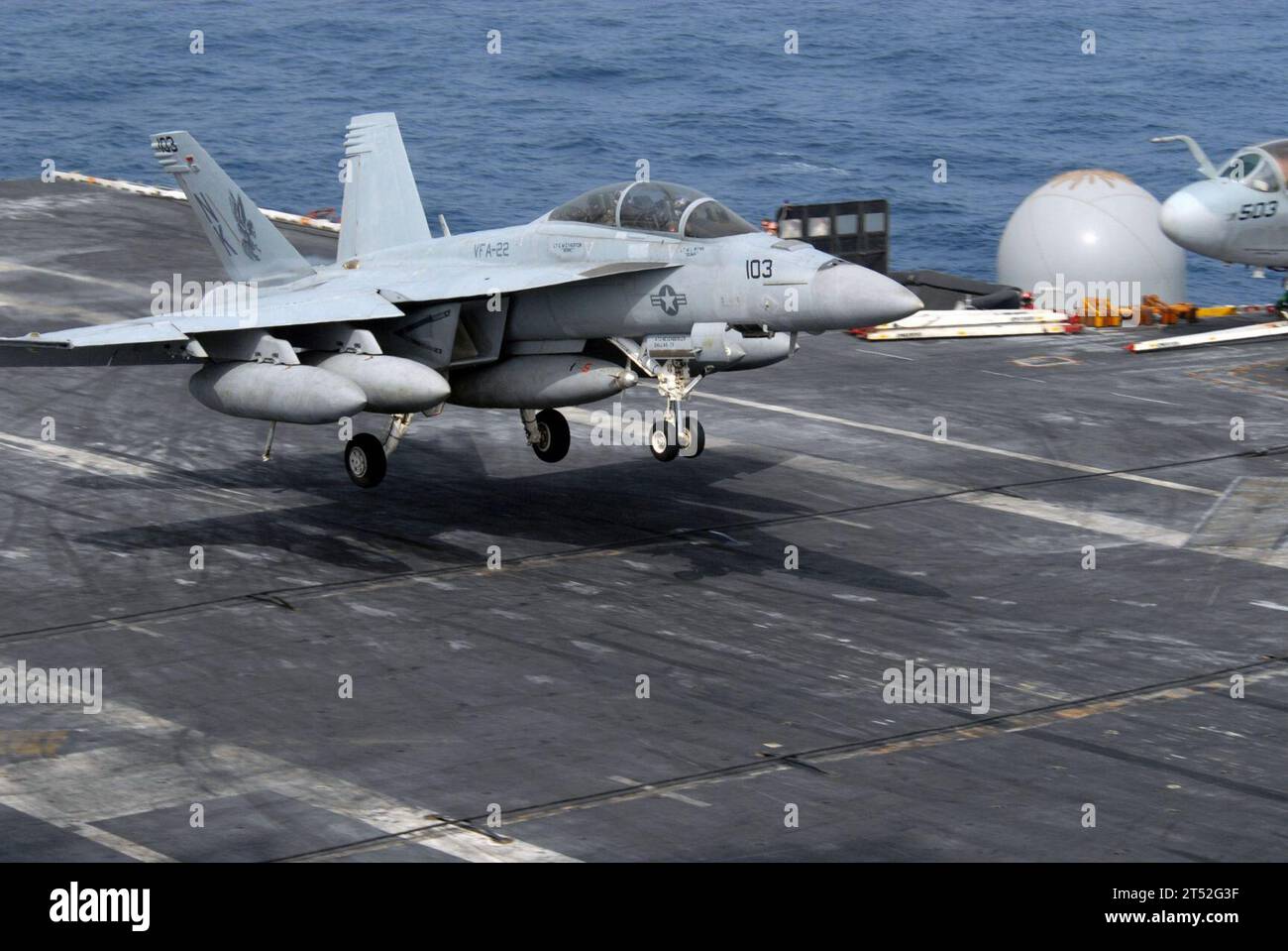 0907225586R-044 GULF OF OMAN (22 luglio 2009) un F/A-18F Super Hornet assegnato al Fighting Redcocks of Strike Fighter Squadron (VFA) 22 atterra a bordo della portaerei USS Ronald Reagan (CVN 76). Il Super Hornet è il principale aereo da combattimento delle portaerei e viene utilizzato per distruggere obiettivi nemici utilizzando una moltitudine di armi. Ronald Reagan viene schierato nell'area di responsabilità della 5th Fleet. Marina Foto Stock