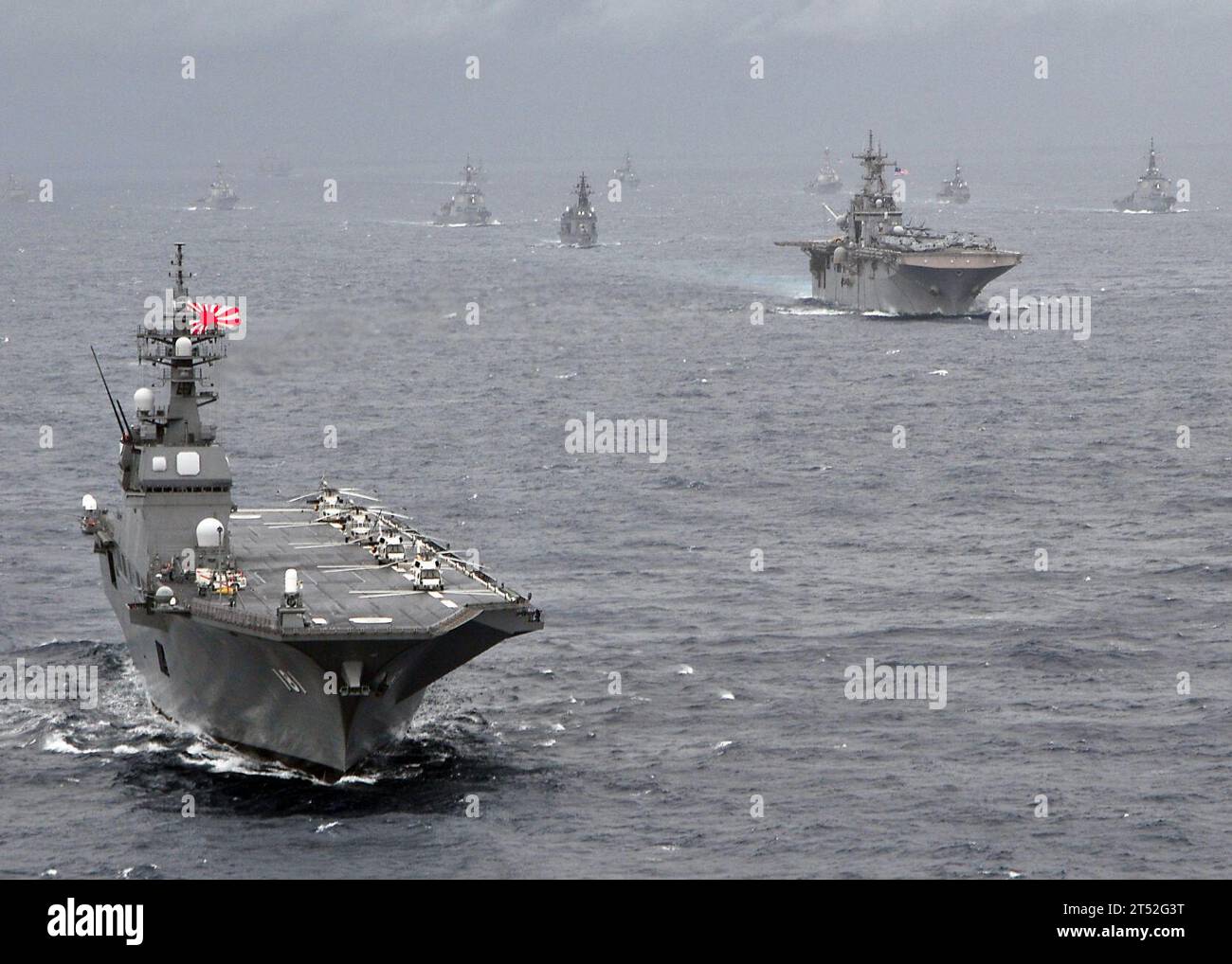 0911176233H-098 OCEANO PACIFICO (17 novembre 2009) il cacciatorpediniere JS Hyuga (DDH 181) guida una formazione di US Navy e Japan Maritime Self-Defense Force sorsi durante l'esercitazione annuale (ANNUALEX 21G). Le navi della US Navy e della Japan Maritime Self-Defense Force stanno partecipando all'esercitazione bilaterale progettata per migliorare le capacità di entrambe le forze navali. Marina Foto Stock