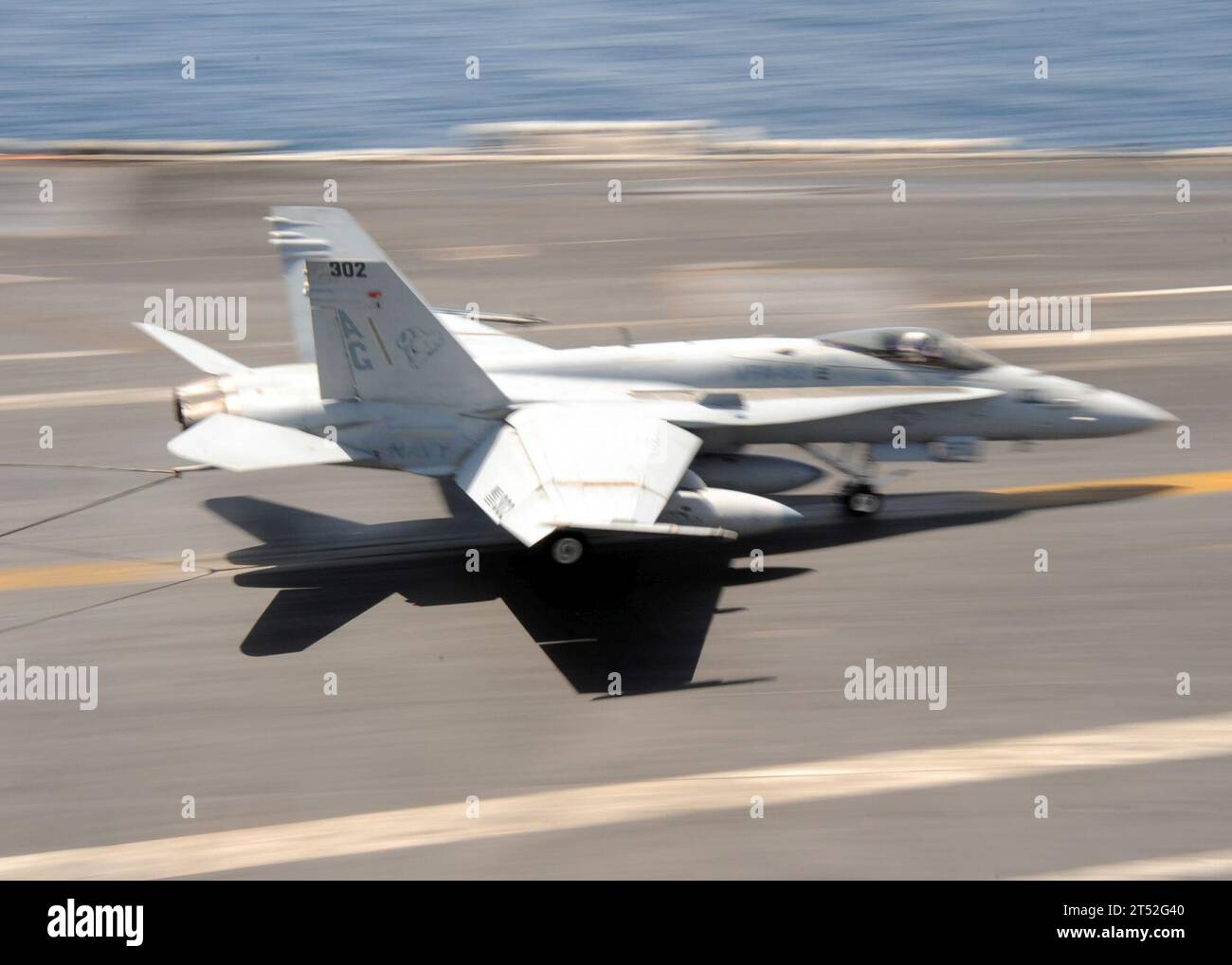 1004176107D-035 MAR ARABICO (17 aprile 2010) un F/A-18 Hornet of Strike Fighter Squadron (VFA) 83 completa un recupero di successo sul volo a bordo della portaerei classe Nimitz USS Dwight D. Eisenhower (CVN 69). L'Eisenhower Carrier Strike Group è schierato come parte di una rotazione in corso di forze schierate in avanti per sostenere le operazioni di sicurezza marittima nell'area di responsabilità della quinta flotta statunitense. Marina Foto Stock