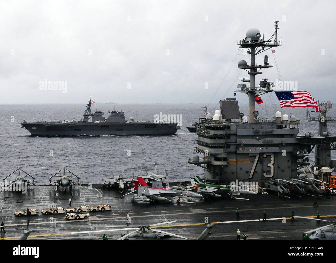 0911171644H-005 OCEANO PACIFICO (17 novembre 2009) il cacciatorpediniere JS Hyuga (DDH 181) è in corso a fianco della portaerei USS George Washington (CVN 73). George Washington, l'NavyХs unica portaerei permanentemente dispiegata in avanti, partecipa all'esercitazione annuale (ANNUALEX 21G), la più grande esercitazione bilaterale annuale con la Marina degli Stati Uniti e la forza di autodifesa marittima del Giappone. Marina Foto Stock
