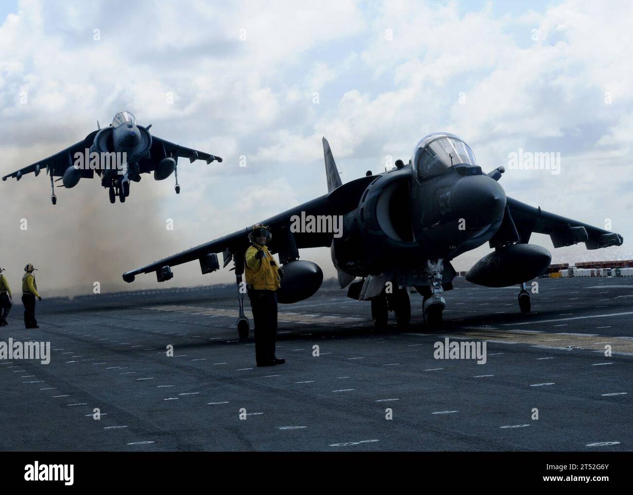 1006111226D-438 PACIFIC OCEAN (11 giugno 2010) Un Marine Corps AV-8B Harrier, assegnato al Marine Attack Squadron (VMA 311), 15th Marine Expeditionary Unit (15th MEU), si avvicina al ponte di volo mentre un altro si prepara al lancio dalla nave d'assalto anfibio USS Peleliu (LHA 5) durante le operazioni di volo. Peleliu fa parte del Peleliu Amphibious Ready Group in un dispiegamento programmato nell'Oceano Pacifico occidentale. Marina Foto Stock