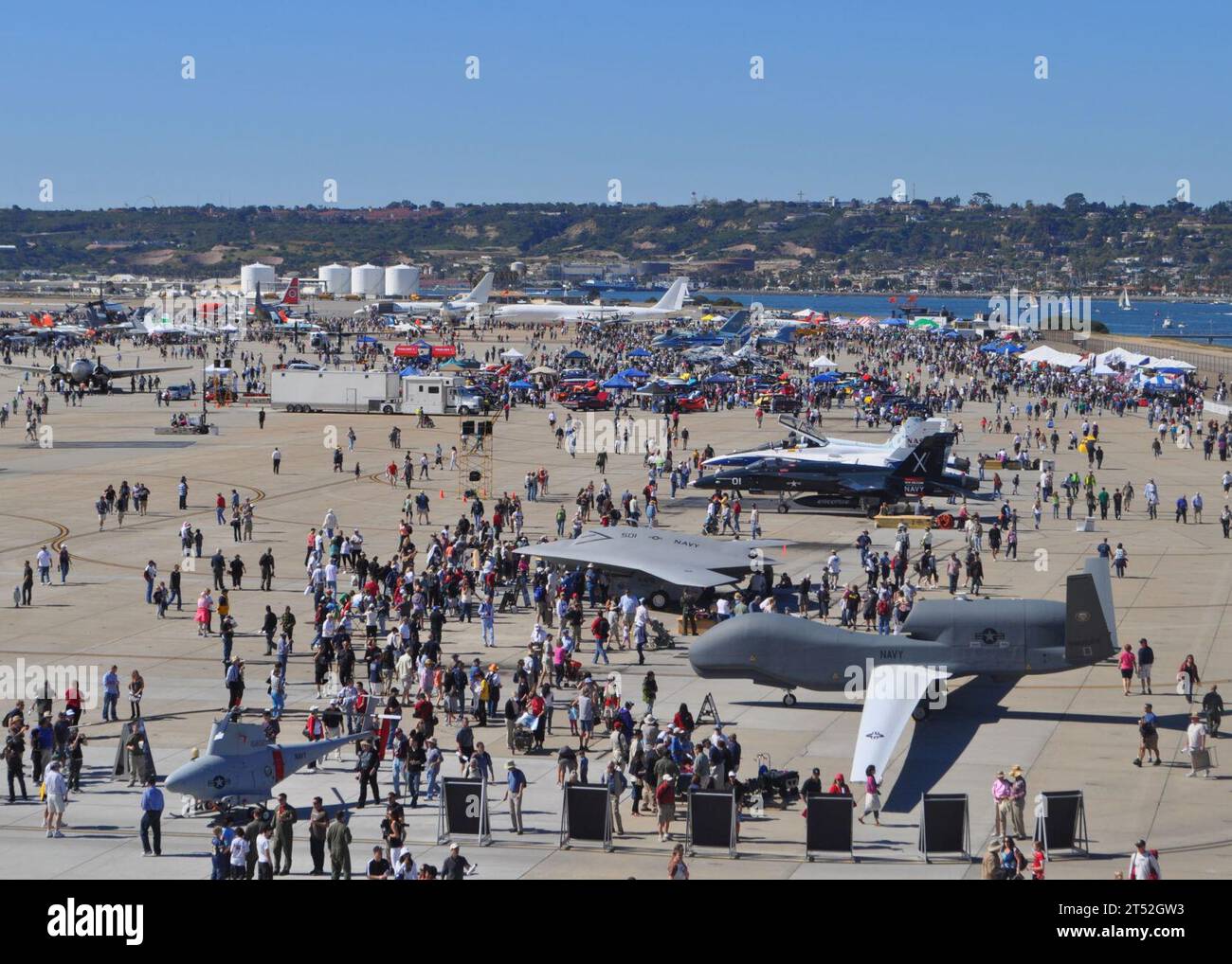 1102126208N-038 SAN DIEGO (12 febbraio 2011) i visitatori visitano a piedi le esposizioni di aerei durante il Centennial of Naval Aviation Open House e la Parata di volo presso la Naval Air Station North Island. La Marina sta osservando il Centenario dell'aviazione navale con una serie di eventi a livello nazionale che celebrano 100 anni di patrimonio, progresso e successo nell'aviazione navale. Marina Foto Stock