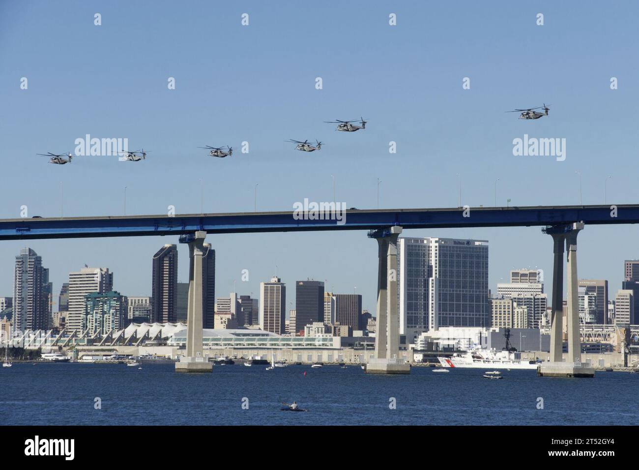 110212ZC343-028 SAN DIEGO (12 febbraio 2011) gli aerei sorvolano la baia di San Diego e il ponte Coronado durante il Centennial of Naval Aviation Open House e Parade of Flight presso la Naval Air Station North Island. La Marina sta osservando il Centenario dell'aviazione navale con una serie di eventi a livello nazionale che celebrano 100 anni di patrimonio, progresso e successo nell'aviazione navale. Marina Foto Stock