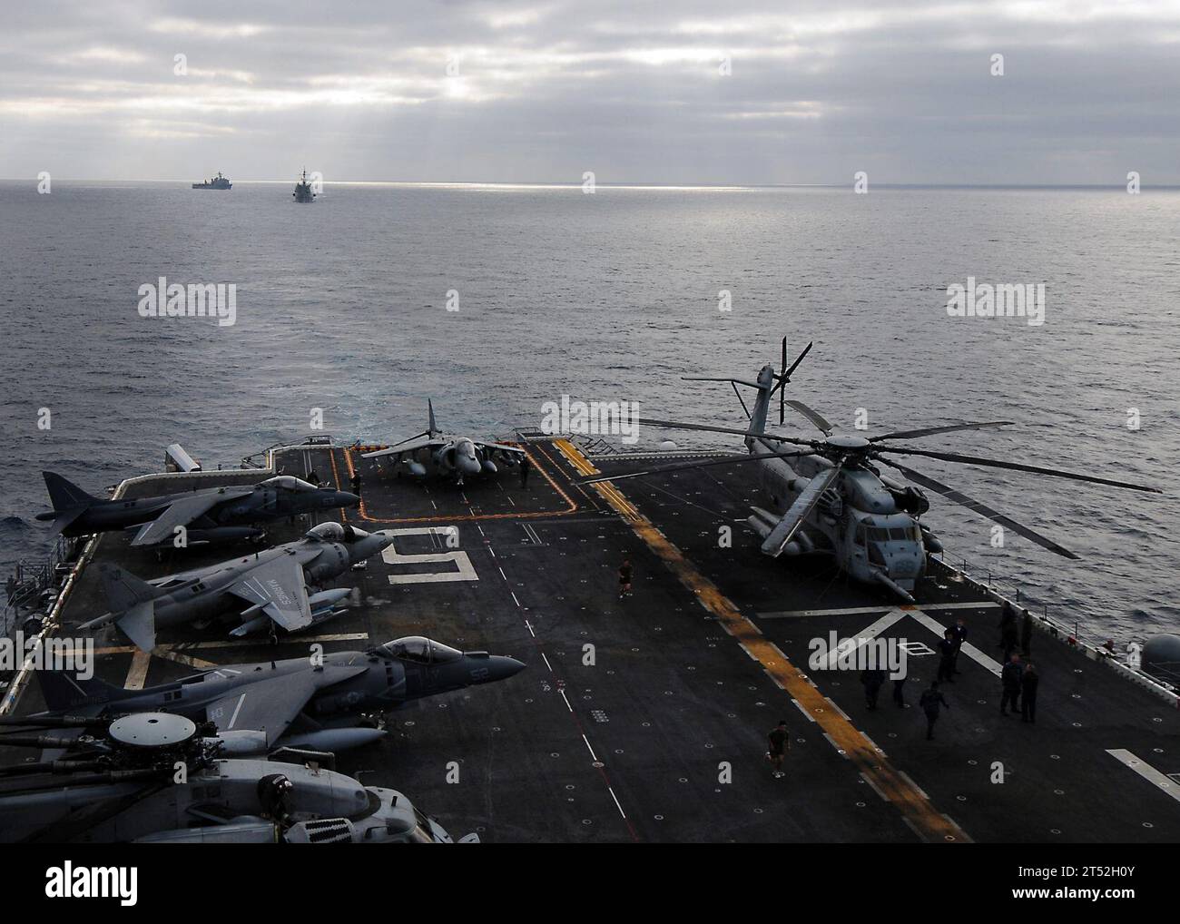 1003257948R-207 PACIFIC OCEAN (25 marzo 2010) la nave da sbarco anfibio USS Pearl Harbor (LSD 52) e la nave da trasporto anfibio USS Dubuque (LPD 8) si snodano dietro la nave d'assalto anfibio USS Peleliu (LHA 5) al largo della costa della California meridionale. Pearl Harbor, Dubuque e Peleliu stanno conducendo l'esercitazione sull'unità di formazione composita (COMPTUEX) in preparazione del loro imminente dispiegamento nel 2010. Marina Foto Stock