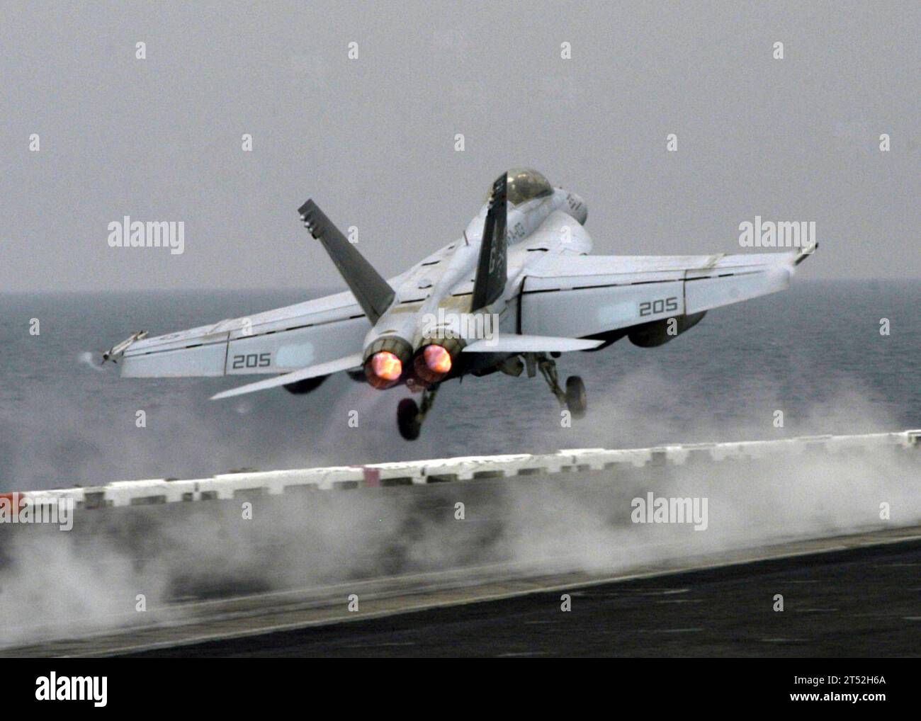 0704148446A-008 GOLFO PERSICO (14 aprile 2007) - un F/A-18F Super Hornet, del “Jolly Rogers” dello Strike Fighter Squadron (VFA) 103, lancia dal ponte di volo della portaerei classe Nimitz USS Dwight D. Eisenhower (CVN 69). Eisenhower e imbarcato Carrier Air Wing (CVW) 7 sono in fase di dispiegamento a sostegno delle operazioni di sicurezza marittima (MSO). Marina degli Stati Uniti Foto Stock