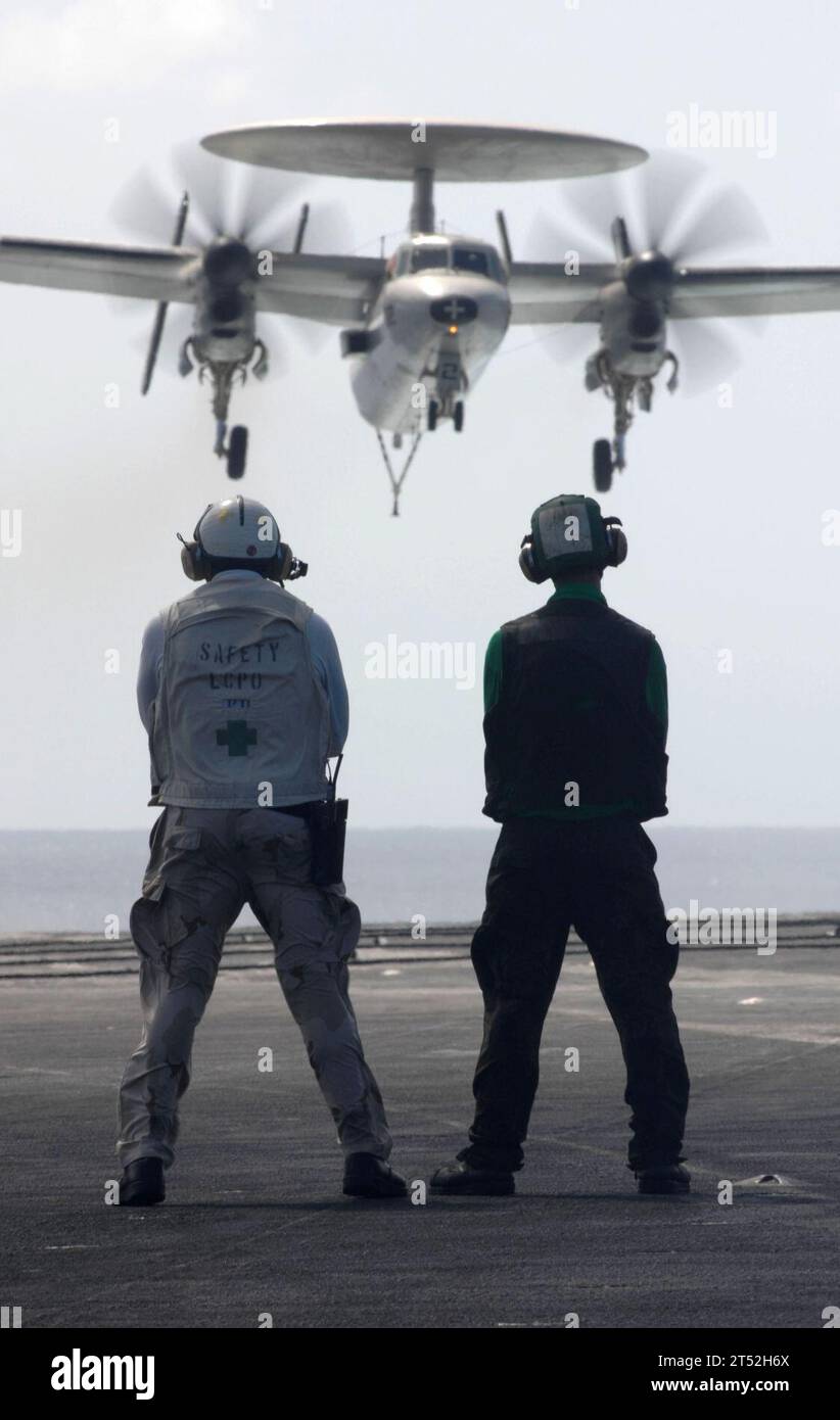 0706203729H-091 MARE DEL NORD ARABO (20 giugno 2007) - i membri dell'equipaggio del ponte di volo guardano un e-2C Hawkeye, dal 'Golden Hawks' del Carrier Airborne Early Warning Squadron (VAW) 112, durante il suo avvicinamento appena prima dell'atterraggio a bordo della portaerei classe Nimitz USS John C. Stennis (CVN 74). La Stennis e la Carrier Air Wing 9 sono in uno schieramento programmato a sostegno della guerra globale contro il terrorismo e le operazioni marittime. Le operazioni marittime contribuiscono a creare le condizioni per la sicurezza e la stabilità nell'ambiente marittimo, nonché a integrare gli sforzi di lotta al terrorismo e di sicurezza delle nazioni regionali. STATI UNITI Foto Stock