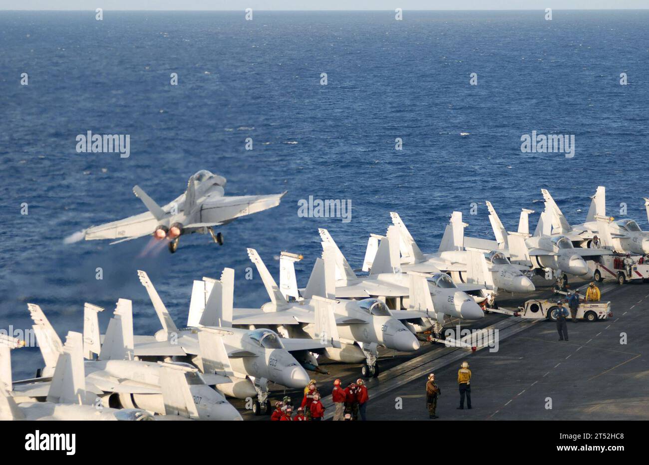 0906159132C-122 PACIFIC OCEAN (15 giugno 2009) un F/A-18F Super Hornet assegnato ai combattimenti Redcocks dello Strike Fighter Squadron (VFA) 22 lanci dalla portaerei USS Ronald Reagan (CVN 76). Ronald Reagan e' in corso per una missione di routine nell'Oceano Pacifico occidentale. Marina Foto Stock