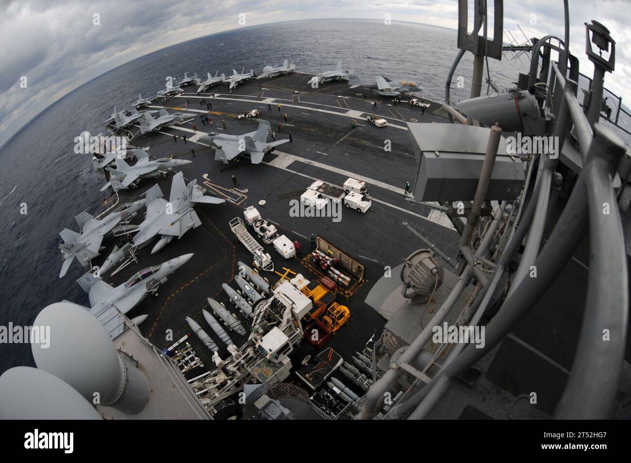 1012099693M-002 ATLANTIC OCEAN (9 dicembre 2010) gli aeromobili sono allestiti prima delle operazioni di volo a bordo della portaerei USS Enterprise (CVN 65). L'Enterprise Carrier Strike Group e l'imbarcato Carrier Airwing (CVW) 1 stanno partecipando a un'esercitazione congiunta della task force in preparazione di un imminente dispiegamento. (Marina degli Stati Uniti Foto Stock
