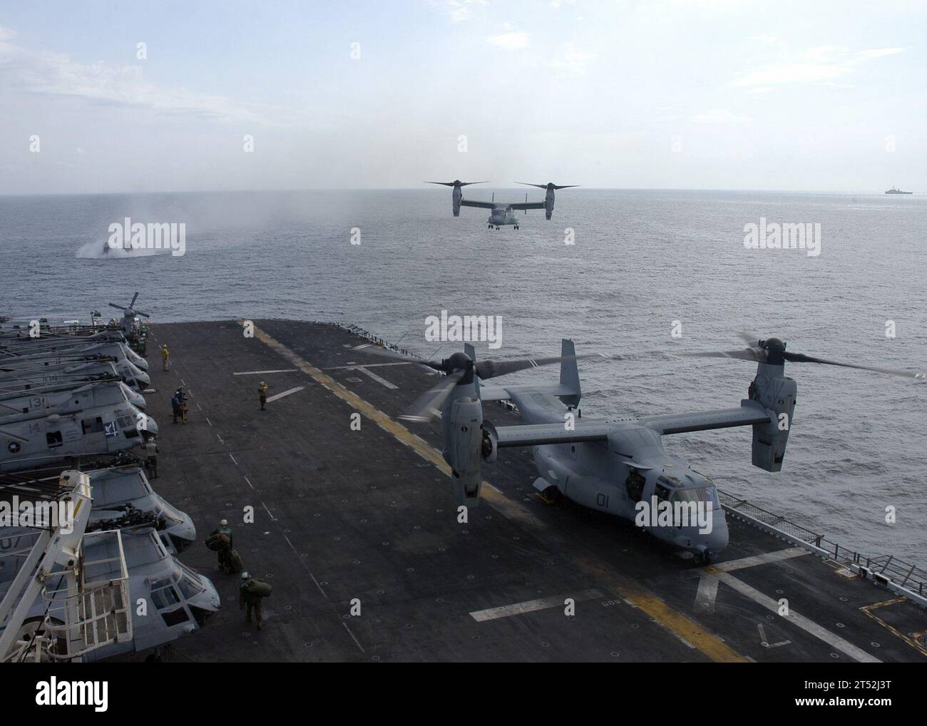 0706301467R-018 ONSLOW BAY, N.C. (30 giugno 2007) - MV-22 Ospreys, del ТGolden EaglesУ of Marine Medium Tiltrotor Squadron (VMM) 162, atterra sulla nave d'assalto anfibio multiuso USS Bataan (LHD 5) nell'ambito dell'offload della 26th Marine Expeditionary Unit (MEU), che è l'ultima evoluzione di un dispiegamento di sei mesi per Bataan e l'Unione europea. Bataan, comandata dal capitano Rick Snyder, lasciò il suo homeport di Norfolk, Va., il 4 gennaio 2007, in un dispiegamento programmato come nave ammiraglia del Bataan Expeditionary Strike Group. Marina degli Stati Uniti Foto Stock