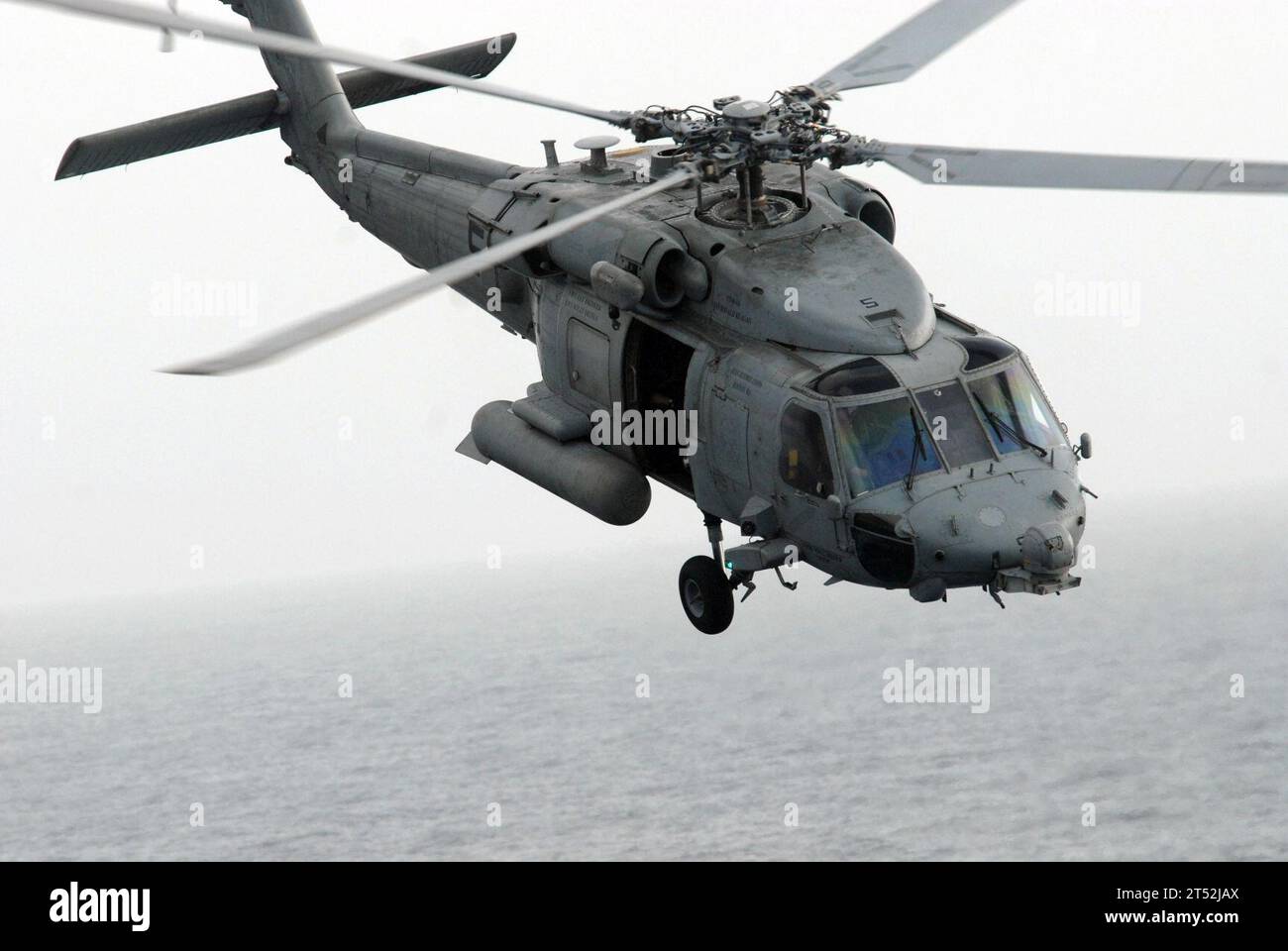 0908205586R-024 GULF OF OMAN (20 agosto 2009) un elicottero MH-60S Sea Hawk assegnato al Blackjacks of Helicopter Sea Combat Squadron (HSC) 21 manovre tra la nave di supporto rapido del Military Sealift Command USNS Rainier (T-AOE 7) e la portaerei USS Ronald Reagan (CVN 76) durante un rifornimento in mare. Il Sea Hawk viene utilizzato per il supporto logistico, il rifornimento verticale, la ricerca e il salvataggio e il supporto navale speciale. Ronald Reagan viene schierato nell'area di responsabilità della 5th Fleet. Marina Foto Stock