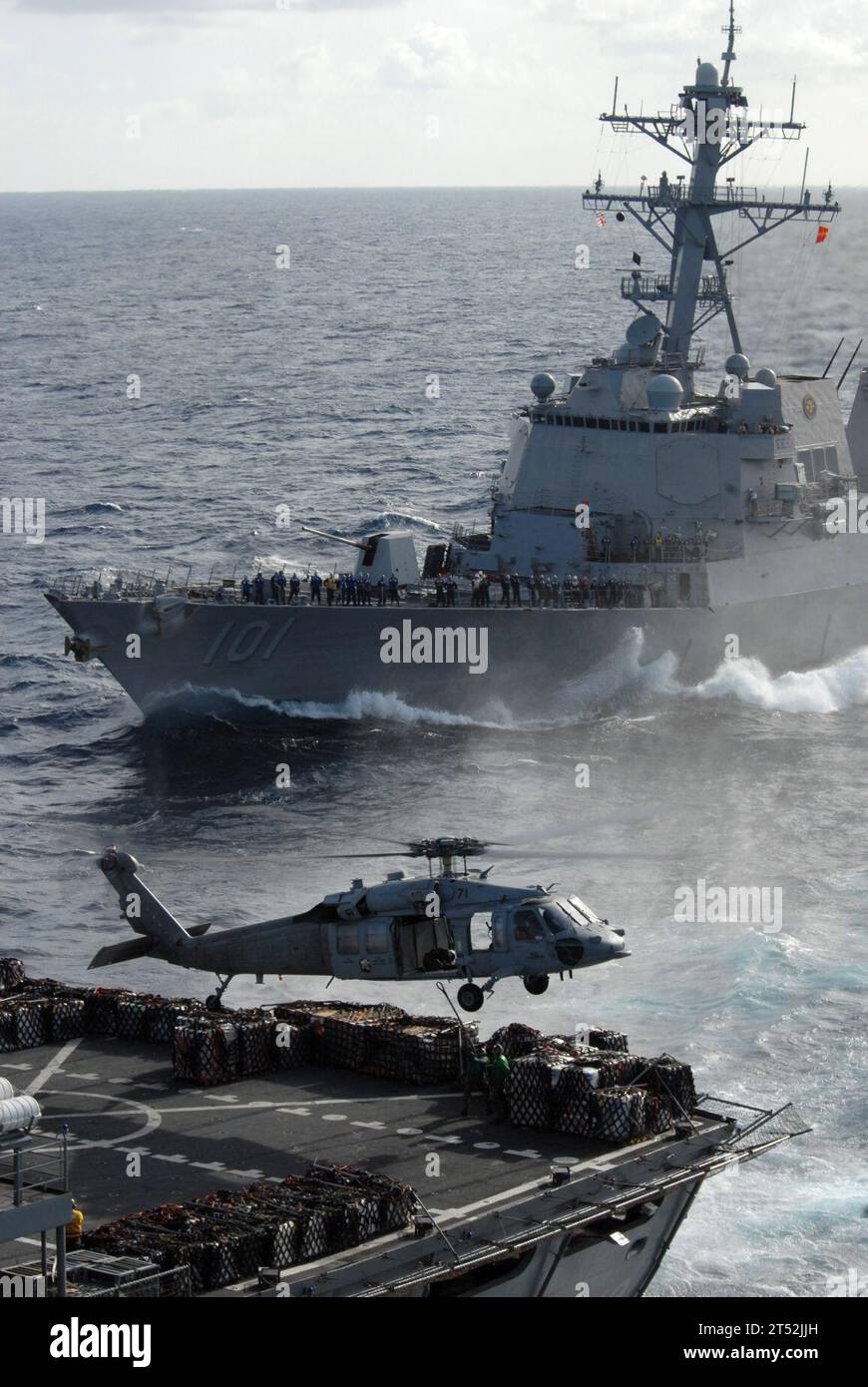 0808231635S-002 OCEANO INDIANO (23 agosto 2008) il cacciatorpediniere missilistico guidato classe Arleigh Burke USS Gridley (DDG 101) si prepara a schierarsi a fianco della nave di supporto rapido del Military Sealift Command USNS Bridge (T-AOE 10) come MH-60S Sea Hawk assegnato ai "Blackjack" dell'Helicopter Sea Combat Squadron (HSC) 21 trasferisce rifornimenti dal Bridge alla portaerei classe Nimitz USS Ronald Reagan (CVN 76) durante un rifornimento verticale. Bridge e HSC-21 hanno trasferito più di 300 pallet di forniture, negozi e posta a Ronald Reagan. Il Ronald Reagan Carrier Strike Group e' in programma Foto Stock