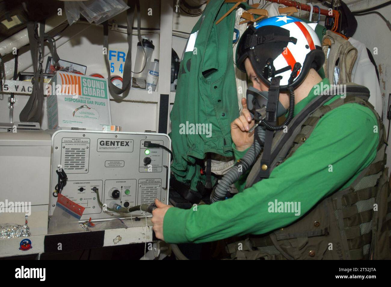 Equipaggi di sopravvivenza, manutenzione aeronautica, equipaggiamento di sopravvivenza aeronautica, CVN 69, elmetto da volo, navy, PR, Sailor, USS Dwight D. Eisenhower Foto Stock