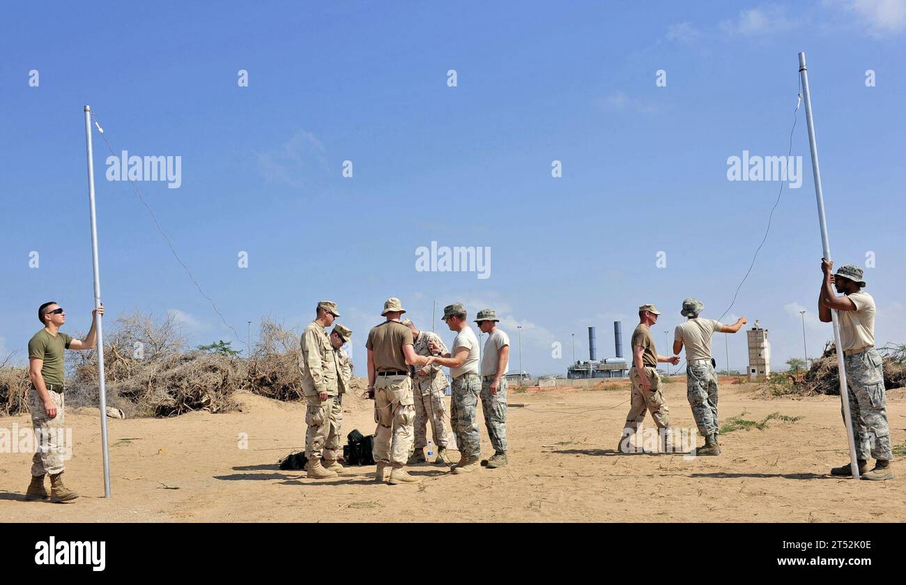 Airman, rivista All Hands, Camp Lemonnier, Gibuti, antenna Field Expedient, Marines, aste d'albero, foto della marina degli Stati Uniti Foto Stock