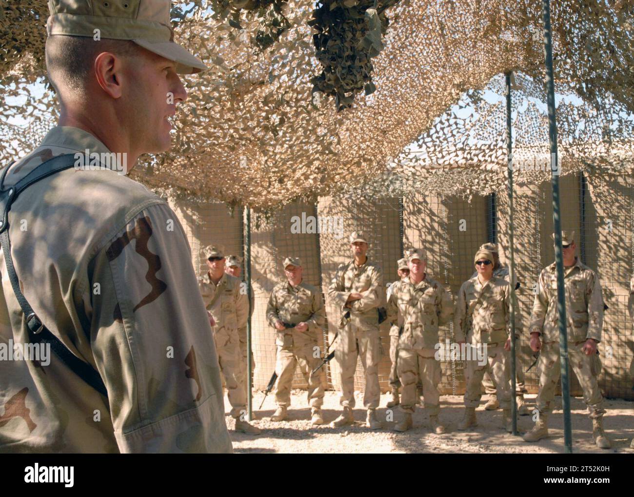 0712093857R-002 AL TAQADDUM, Iraq (9 dicembre 2007) Naval Mobile Construction Battalion (NMCB) 1 Comandante ufficiale, Cmdr. Dean Tufts discute le operazioni imminenti con la sua unità. Dopo due anni di lavoro, un distaccamento di 50 persone dall'NMCB 1 completerà una revisione di una delle piste del campo più avanti nel corso dell'anno, riportando il campo di aviazione alla massima potenza. L'NMCB 1 è dispiegato in diverse località del Medio Oriente, dell'Afghanistan e della Micronesia, fornendo un supporto di costruzione militare reattivo alle operazioni militari degli Stati Uniti. NMCB 1 fa parte dei quasi 1.100 marinai e marines che supportano Critical co Foto Stock