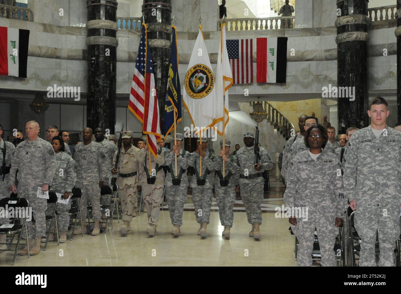 1010135402D-019 BAGHDAD (13 ottobre 2010) i membri di una guardia d'onore della Marina sfilano per i colori durante una celebrazione del 235° compleanno della Marina al Palazzo al Faw. (Esercito degli Stati Uniti Foto Stock