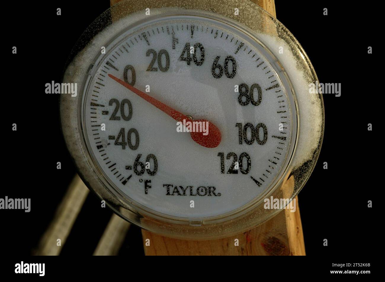 0703173642E-379 OCEANO ARTICO (17 marzo 2007) - durante la parte più calda della giornata, un termometro al di fuori della tenda pasticciata APLIS (Applied Physics Laboratory Ice Station) non esce dalle temperature sotto-congelamento. L'APLIS si trova a 180 miglia nautiche al largo della costa settentrionale dell'Alaska ed è sede dell'ICEX-07, un'esercitazione della Marina degli Stati Uniti e della Royal Navy condotta per dimostrare l'impegno di nationsХ ad assicurare l'accesso a tutte le acque internazionali. Marina degli Stati Uniti Foto Stock