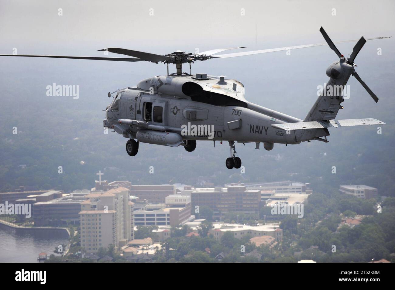 0906100413R-043 JACKSONVILLE, Flag. (10 giugno 2009) Un elicottero multi-missione MH-60R Sea Hawk è in rotta verso la base della Naval Air Station di Jacksonville, dopo un'esercitazione con pistola ad acqua. L'esercitazione con le armi fa parte del processo di qualificazione per certificare gli elicotteri come pronti per la Marina. Marina Foto Stock