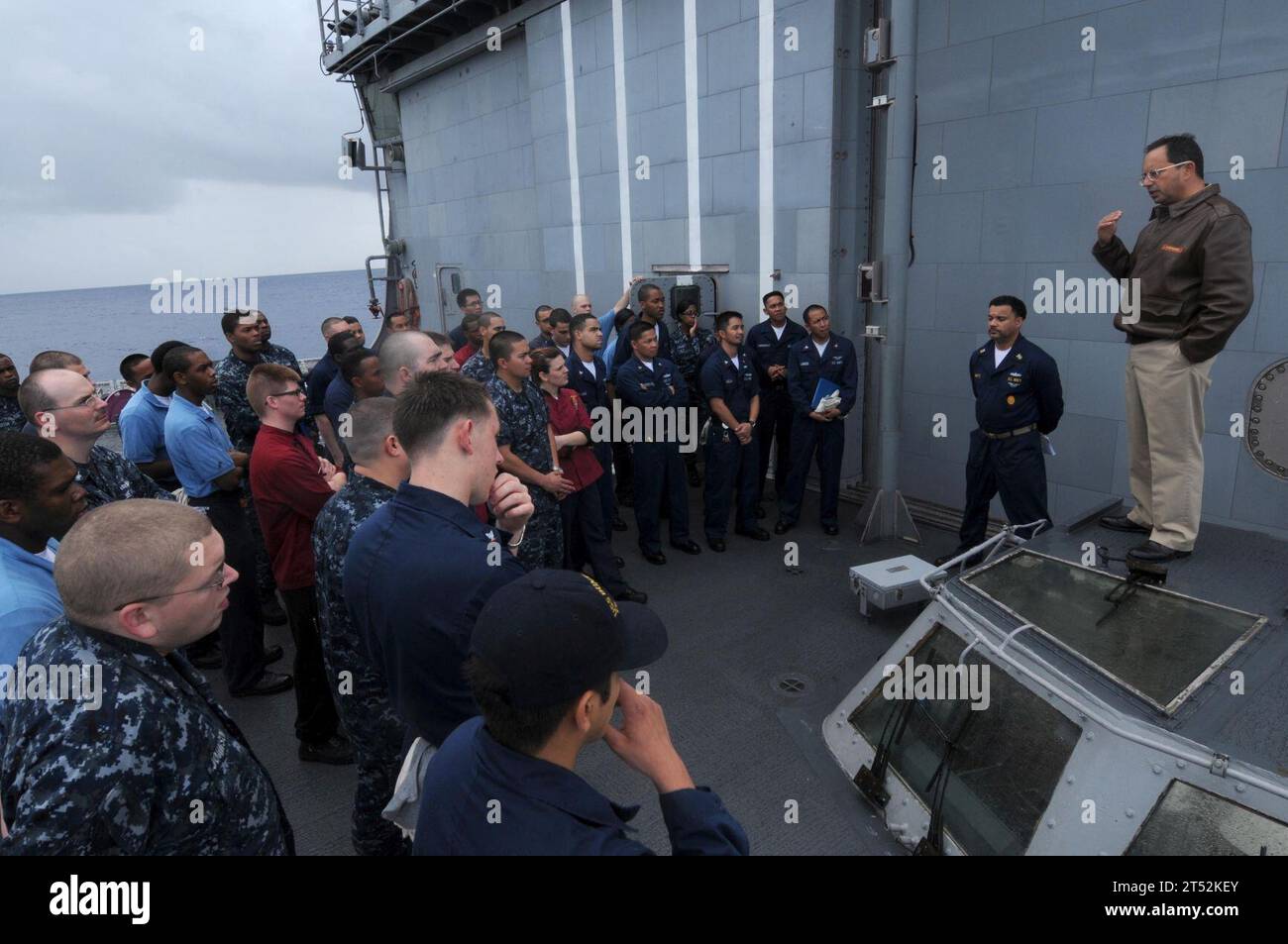 1002174275C-030 OCEANO ATLANTICO (17 febbraio 2010) il capitano Dominic DeScisciolo, comandante dell'incrociatore missilistico guidato USS Bunker Hill (CG 52), parla al reparto rifornimenti in merito al recente lavoro e ai compiti della squadra. Bunker Hill sta scortando la portaerei USS Carl Vinson (CVN 70) al nuovo homeport di carrierХs, a San Diego, California, come parte dell'operazione Southern Seas. Marina Foto Stock