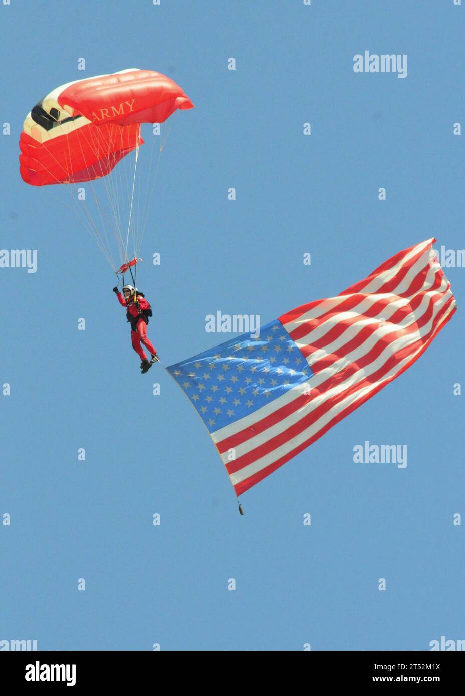 1009199180M-369 VIRGINIA BEACH, Va. (19 settembre 2010) Un membro della squadra di caduta libera del British Army Parachute Regiment, i Red Devils, mostra la bandiera americana durante un salto al Naval Air Station Oceana Air Show del 2010. La fiera aerea è al suo 52° anno e mette in mostra il meglio degli aerei militari e civili e degli artisti. Marina Foto Stock