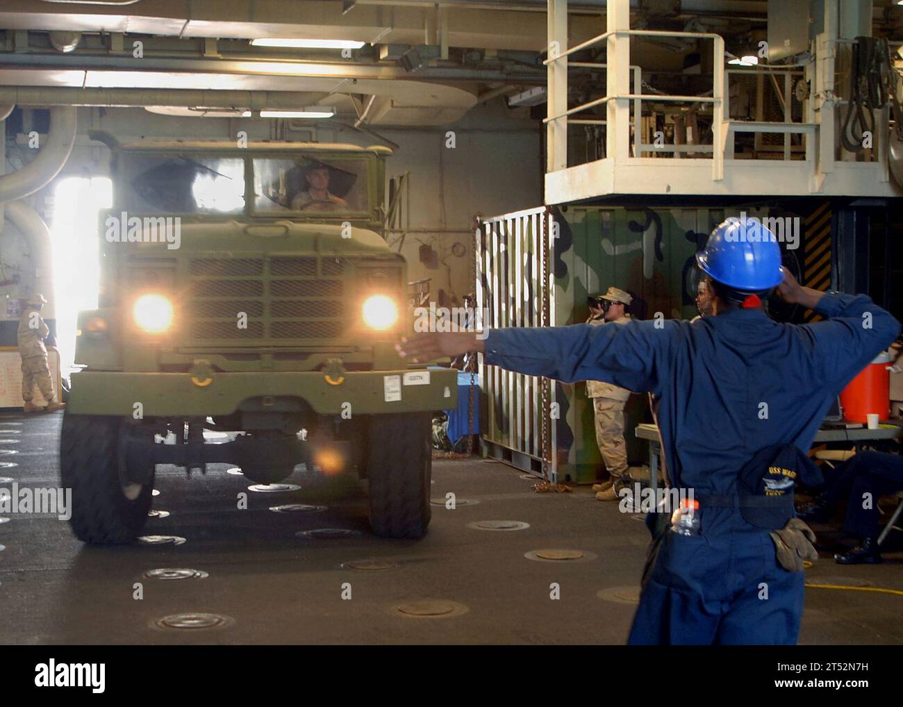 0711011189B-001 BAHREIN (1 novembre 2007) - i marinai della nave d'assalto anfibio USS WASP (LHD 1) conducono un carico di vari camion e altre attrezzature appartenenti ai Seabees assegnati al comandante, Task Force 56. Le forze della coalizione stanno conducendo un esercizio di risposta alle crisi novembre 1-7 per migliorare le loro capacità di rispondere a una richiesta di assistenza nationХs host durante un periodo di crisi. Marina degli Stati Uniti Foto Stock