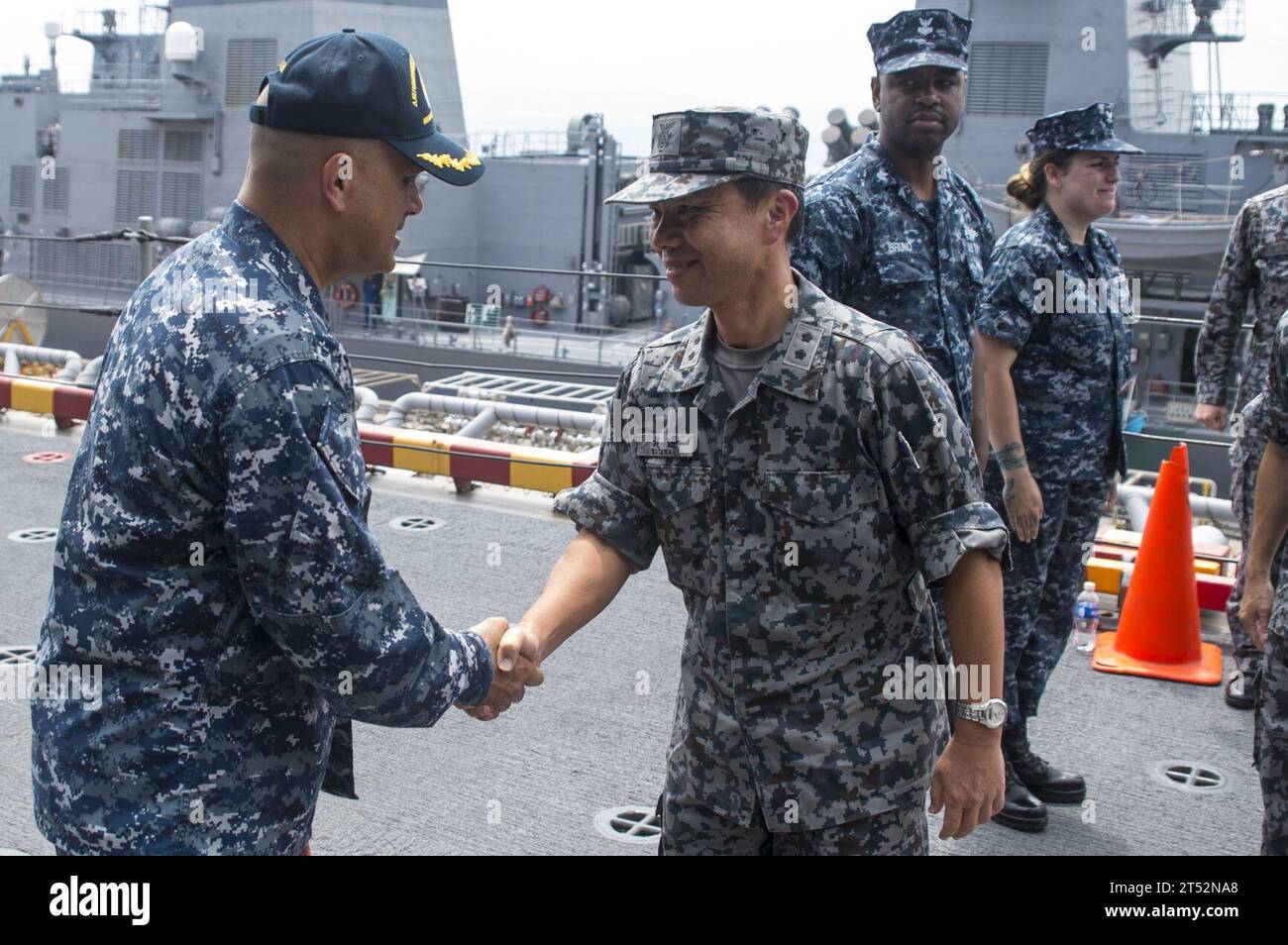 170605XT039-1035 OKINAWA, Giappone (6 giugno 2017) Capitano George Doyon, a sinistra, comandante, Amphibious Squadron 11, saluta il maggiore generale Hiroshi Watanabe, Vice Comandante della Japan Air-Self Defense Force (JASDF) Southwestern Composite Air Division e membri della JASDF per un tour a bordo della nave d'assalto anfibio USS Bonhomme Richard (LHD 6). Bonhomme Richard, ammiraglia del Bonhomme Richard Amphibious Ready Group, è in pattuglia di routine, operando nella regione Indo-Asia-Pacifico per servire come capacità di avanzamento per qualsiasi tipo di contingenza. Marina Foto Stock