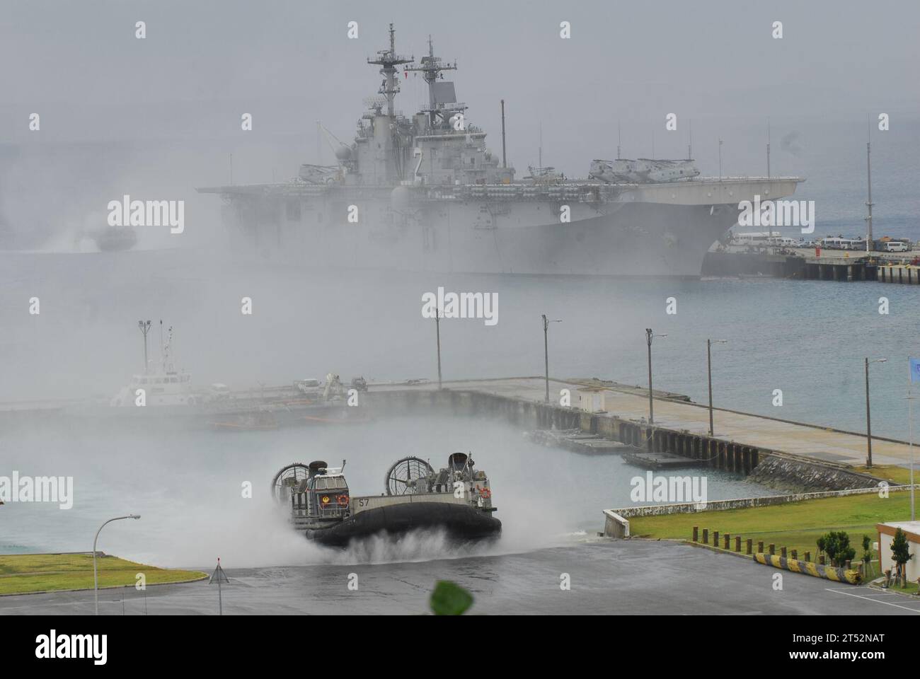 0710254010S-142 OKINAWA, Giappone (25 ottobre 2007) - Un cuscino d'aria per imbarcazioni da atterraggio assegnato alla nave d'assalto anfibio USS Essex (LHD 2) torna a riva. La Essex è l'unica nave d'assalto anfibio schierata in avanti e serve la Task Force 76, l'unica forza anfibia schierata in avanti della Marina. La Task Force 76 ha il suo quartier generale presso la White Beach Naval Facility di Okinawa, in Giappone, con un distaccamento operativo a Sasebo, in Giappone. Marina degli Stati Uniti Foto Stock