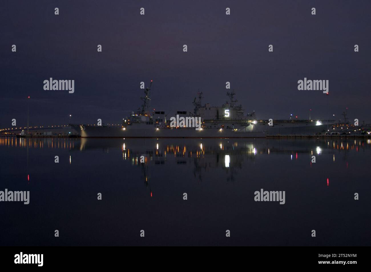 110215ZC343-017 SAN DIEGO (15 febbraio 2011) l'incrociatore missilistico guidato USS John Paul Jones (DDG 53), davanti, e la nave d'assalto anfibio USS Peleliu (LHA 5) sono ormeggiati alla base navale di San Diego. Marina Foto Stock