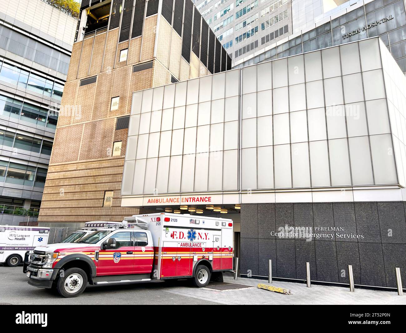 Ambulanza parcheggiata, Ronald O. Perlman Center for Emergency Services, Tisch Hospital, NYU Langone Health, New York City, New York, USA Foto Stock