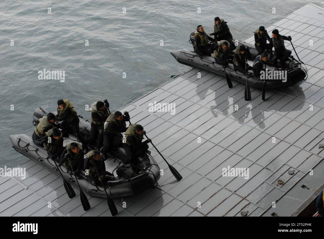 1102251911J-160 PACIFIC OCEAN (25 febbraio 2011) soldati della Japan Ground Self-Defense Force, Western Army Infantry Regiment lanciano barche gonfiabili a scafo rigido dal ponte della nave d'assalto anfibio USS Makin Island (LHD 8). Marines e soldati giapponesi stanno partecipando all'esercitazione pugno di ferro, un esercizio di addestramento bilaterale per migliorare la loro conoscenza anfibia. (Marina degli Stati Uniti Foto Stock