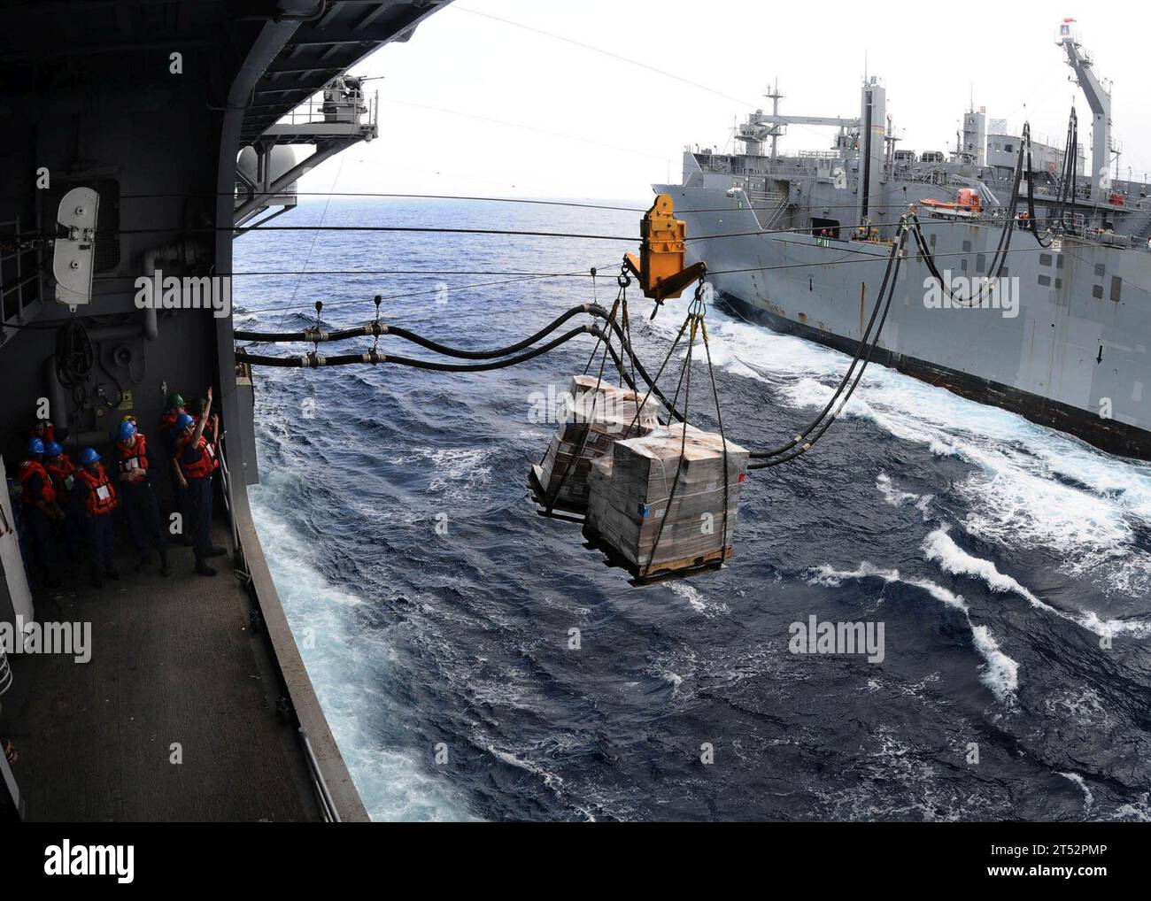 1105257508R-003 MAR MEDITERRANEO (25 maggio 2011) i marinai a bordo della nave d'assalto anfibio multiuso USS Bataan (LHD 5) si preparano a ricevere rifornimenti dalla nave da carico secco e munizioni USNS Robert E. Peary (T-AKE 5) durante un rifornimento in mare. Bataan è la nave comando del Bataan Amphibious Ready Group che conduce operazioni di sicurezza marittima e sforzi di cooperazione per la sicurezza del teatro nell'area di responsabilità della 6th Fleet. Marina Foto Stock