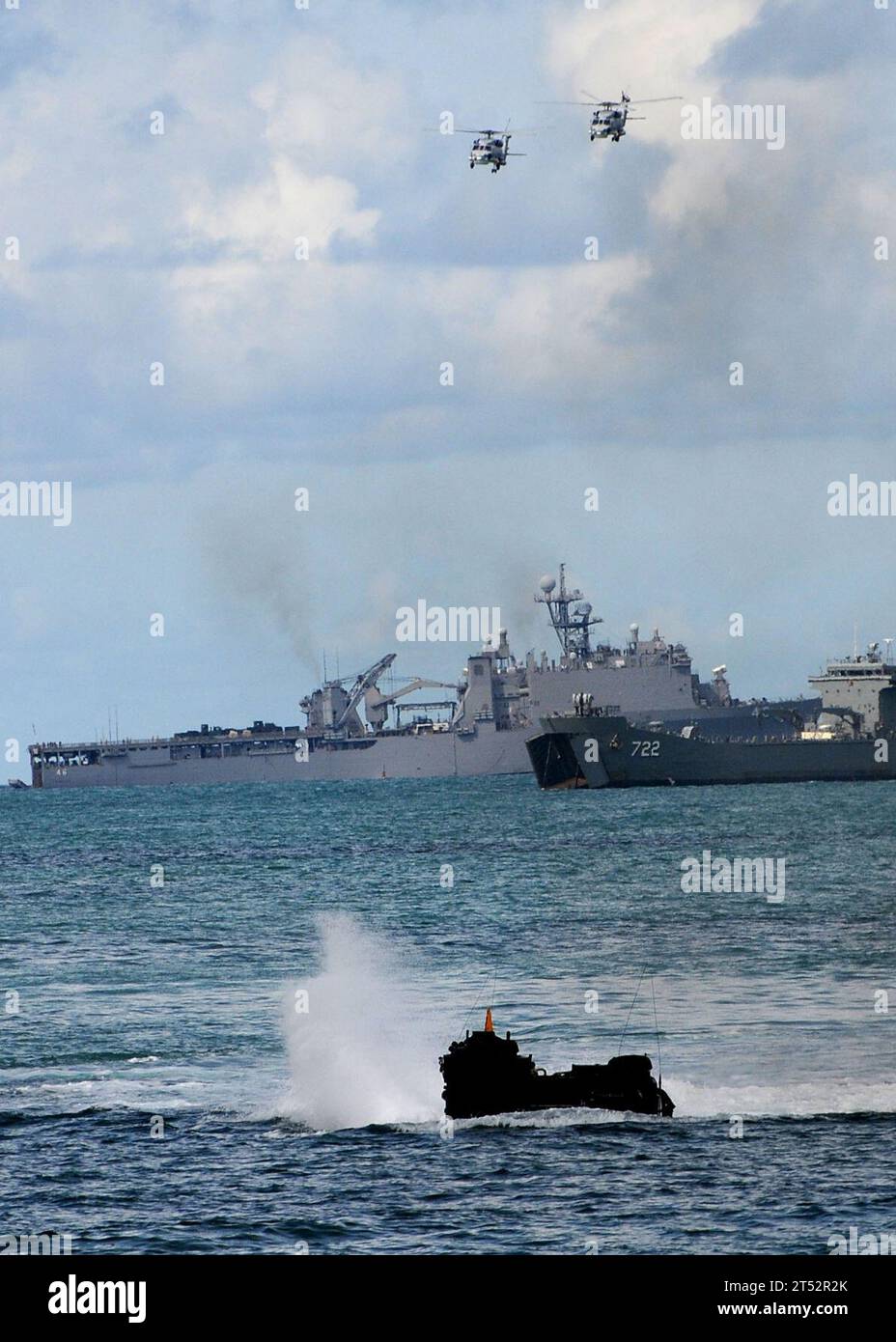 1005208377A-155 HADYAO BEACH, Golfo di Thailandia (20 maggio 2010) gli elementi della Royal Thai Navy, dell'Air Force e dei Marines, così come la U.S. Navy e i Marines prendono parte a un'esercitazione di assalto anfibio. Lo sbarco sulla spiaggia è stato il principale evento della cooperazione a galla Readiness and Training (KARAT) Thailandia 2010. KARAT è una serie di esercizi bilaterali che si tengono annualmente nel sud-est asiatico per rafforzare le relazioni e migliorare la prontezza della forza. Marina Foto Stock