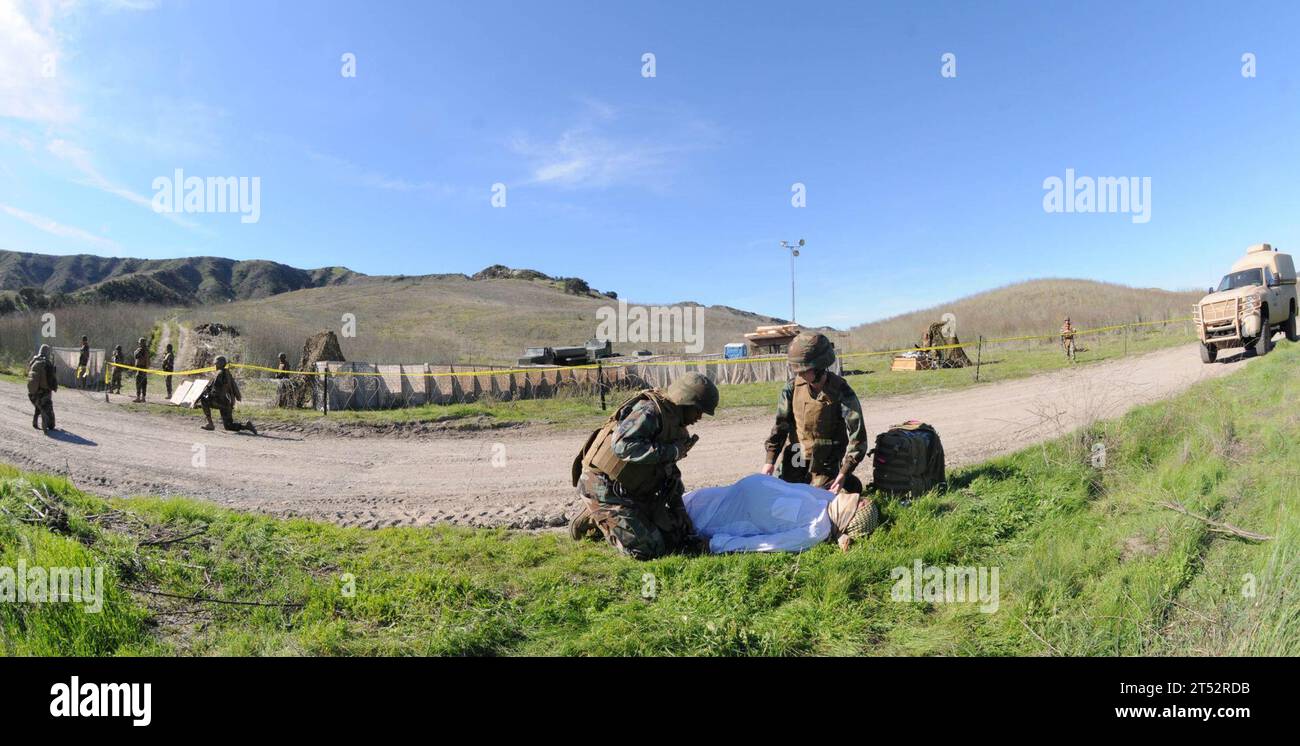 1011141786N-240 CAMP PENDLETON, California (14 novembre 2010) i marinai assegnati al battaglione di costruzione anfibia (ACB) 1 forniscono assistenza a donne incinte simulate durante l'esercitazione annuale di addestramento sul campo ACB-1. ACB-1 sta conducendo il suo esercizio Tactical Warrior 2010, addestrando i suoi marinai nelle abilità di combattimento di base. Marina Foto Stock