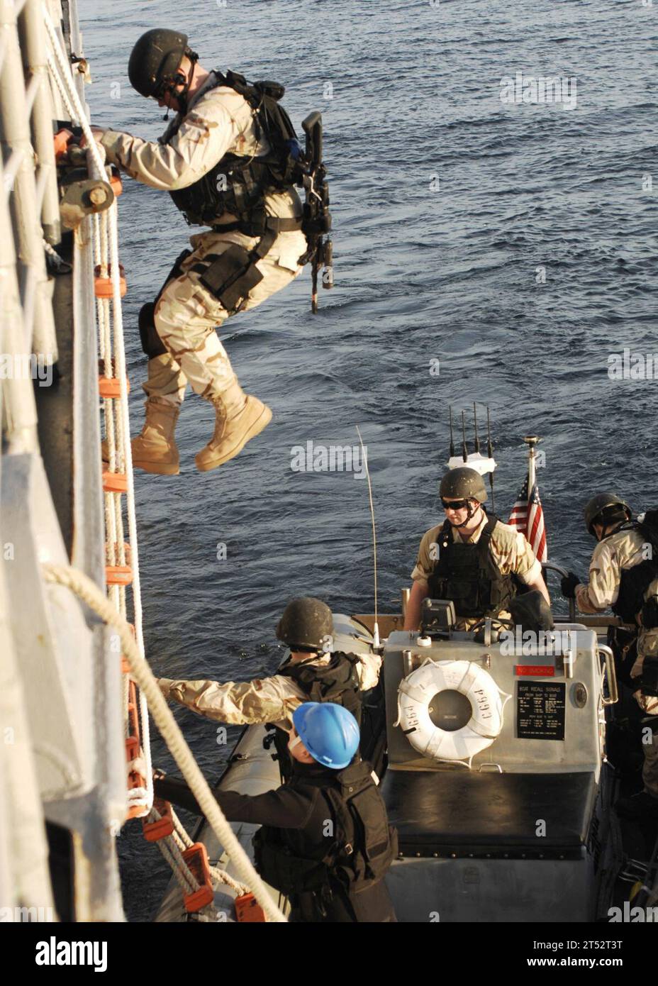 1101302686K-272 OCEANO ATLANTICO (30 gennaio 2011) i membri della squadra Visit, board, search and seizure, assegnata all'incrociatore missilistico guidato USS Gettysburg (CG 64), si imbarcano su un gommone a scafo rigido per condurre un'esercitazione di avvicinamento, assistenza e visita. Gettysburg sta conducendo un'esercitazione composita dell'unità di addestramento come parte del George H.W. Bush Carrier Strike Group per prepararsi ad un imminente dispiegamento. Marina Foto Stock