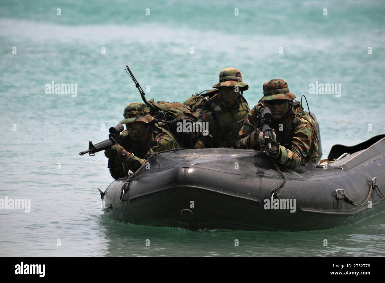 110623YO394-073 CURACAO, Antille olandesi (23 giugno 2011) Una squadra di ricognizione in spiaggia del Royal Netherlands Marine Corps dimostra ai marinai del River Squadron (RIVRON) 3 come inseriscono e proteggono una spiaggia da un comando basato sul mare. RIVRON-3 è un addestramento incrociato con elementi del corpo marino olandese e della marina militare per un corso di addestramento di tre settimane destinato a familiarizzare i marinai della Marina degli Stati Uniti con le operazioni anfibie nave-terra olandesi. Marina Foto Stock